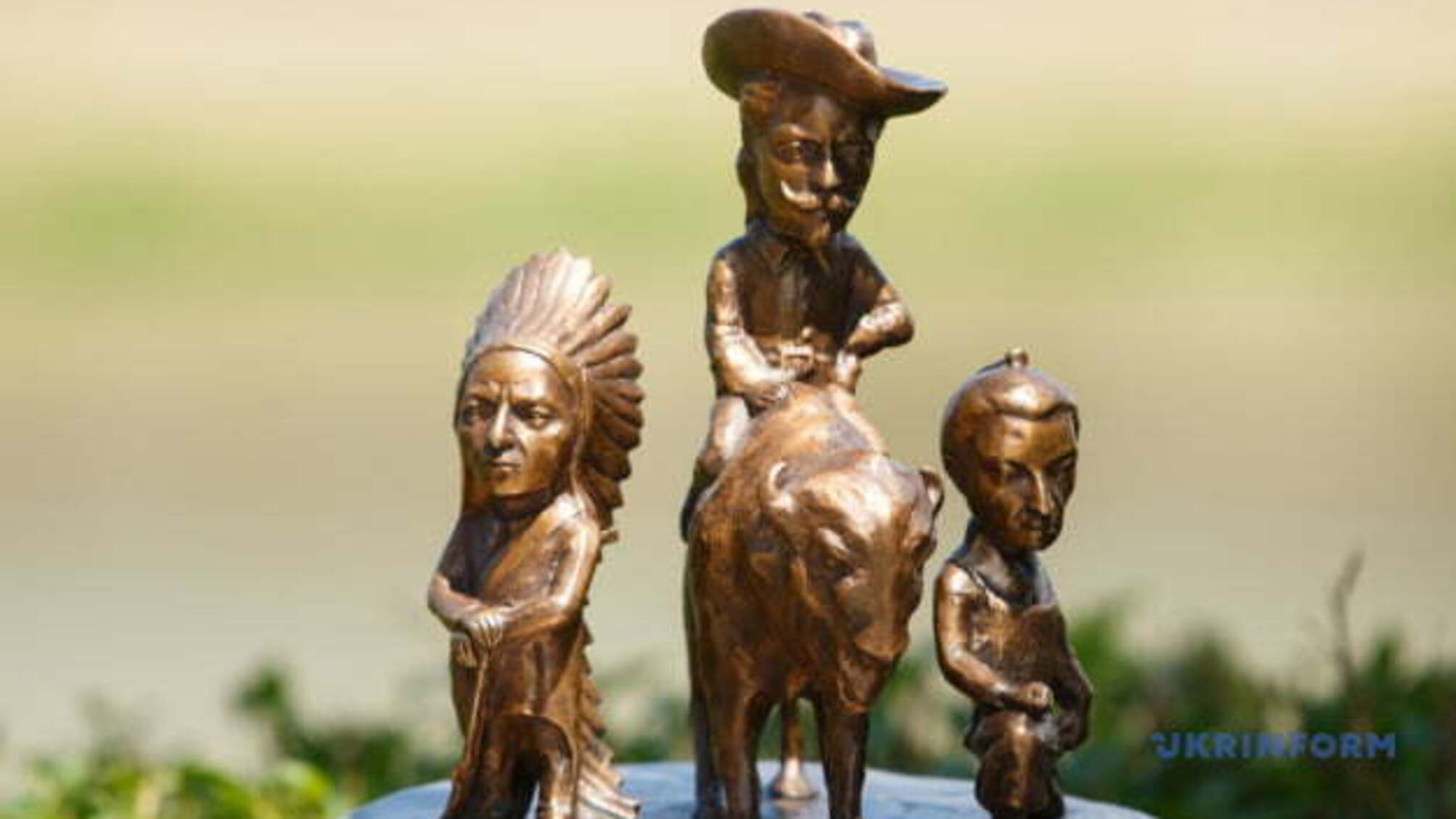 В Ужгороді з'явилася перша двомовна мініскульптура