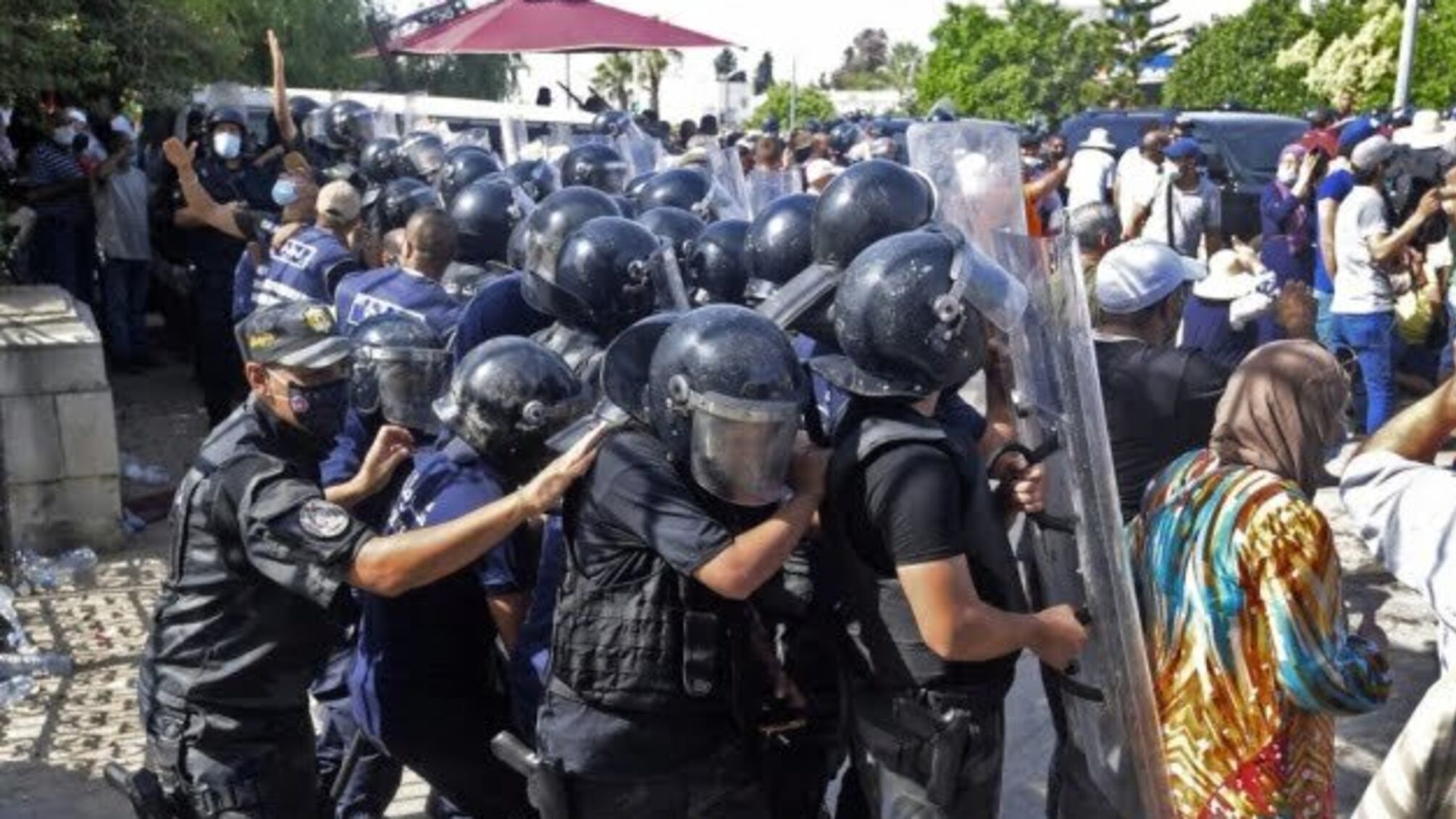Сутички в Тунісі: силовики увірвались до офісу Al Jazeera та прогнали журналістів
