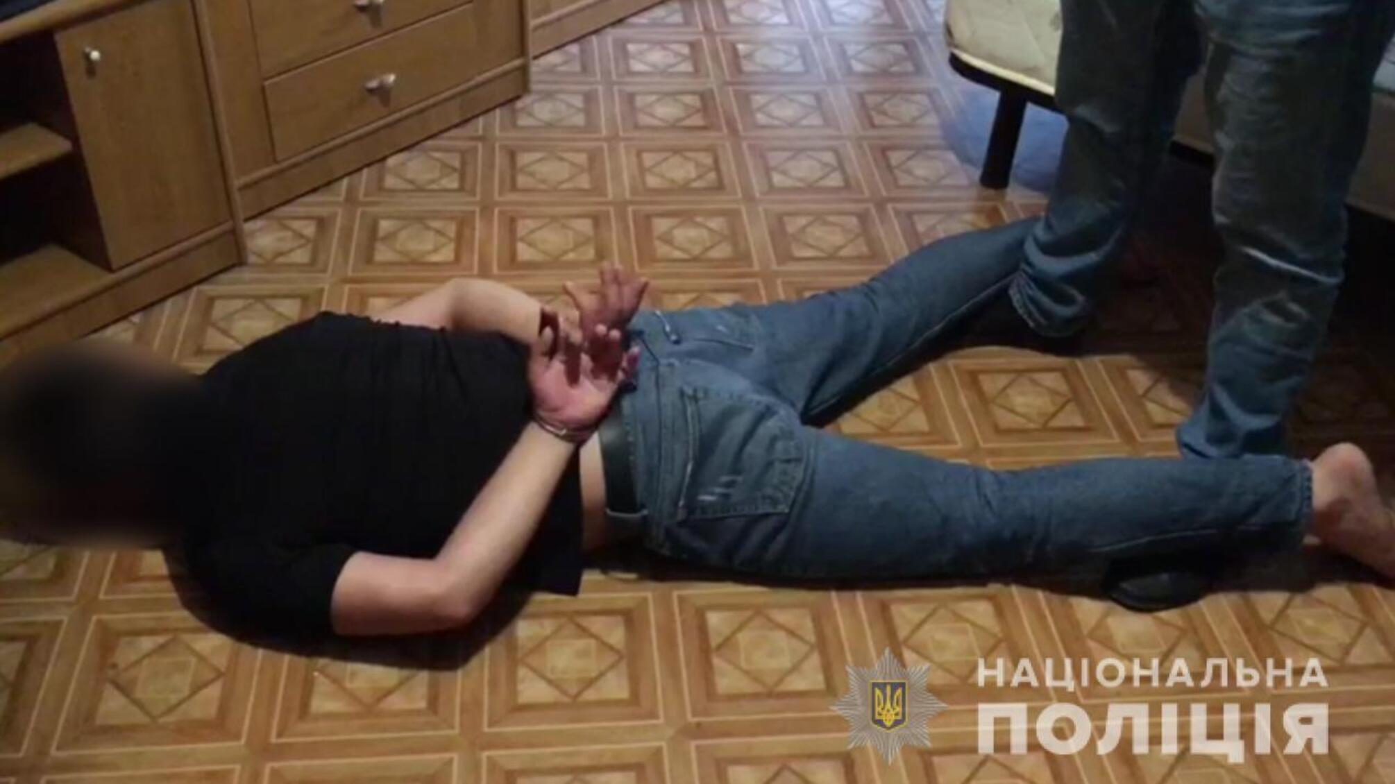 Одеські поліцейські затримали підозрюваного у розбійному нападі на продавчиню кіоску