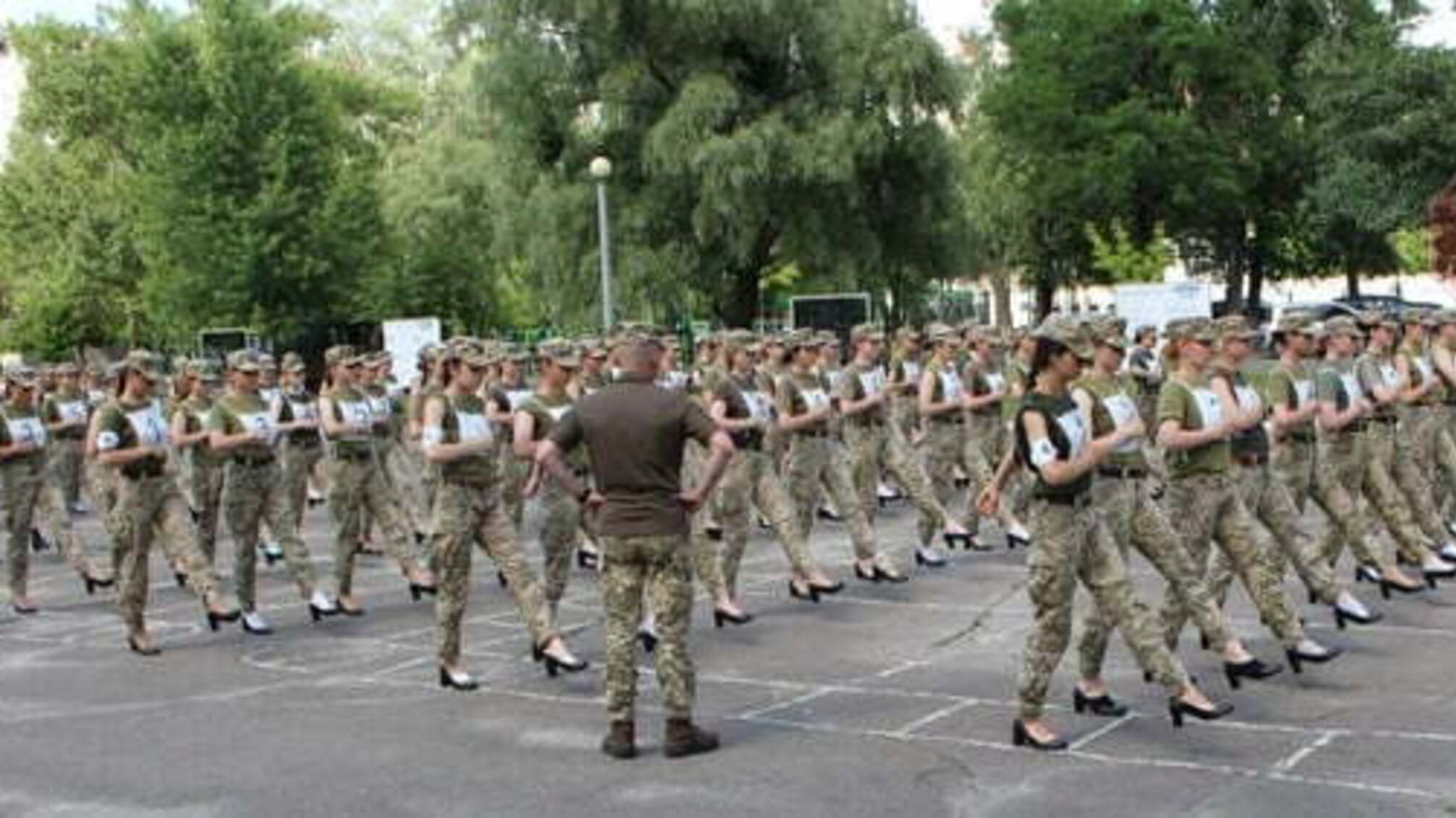 'Шагать в туфлях на каблуках - это трэш': нардепы обвинили Минобороны в сексизме