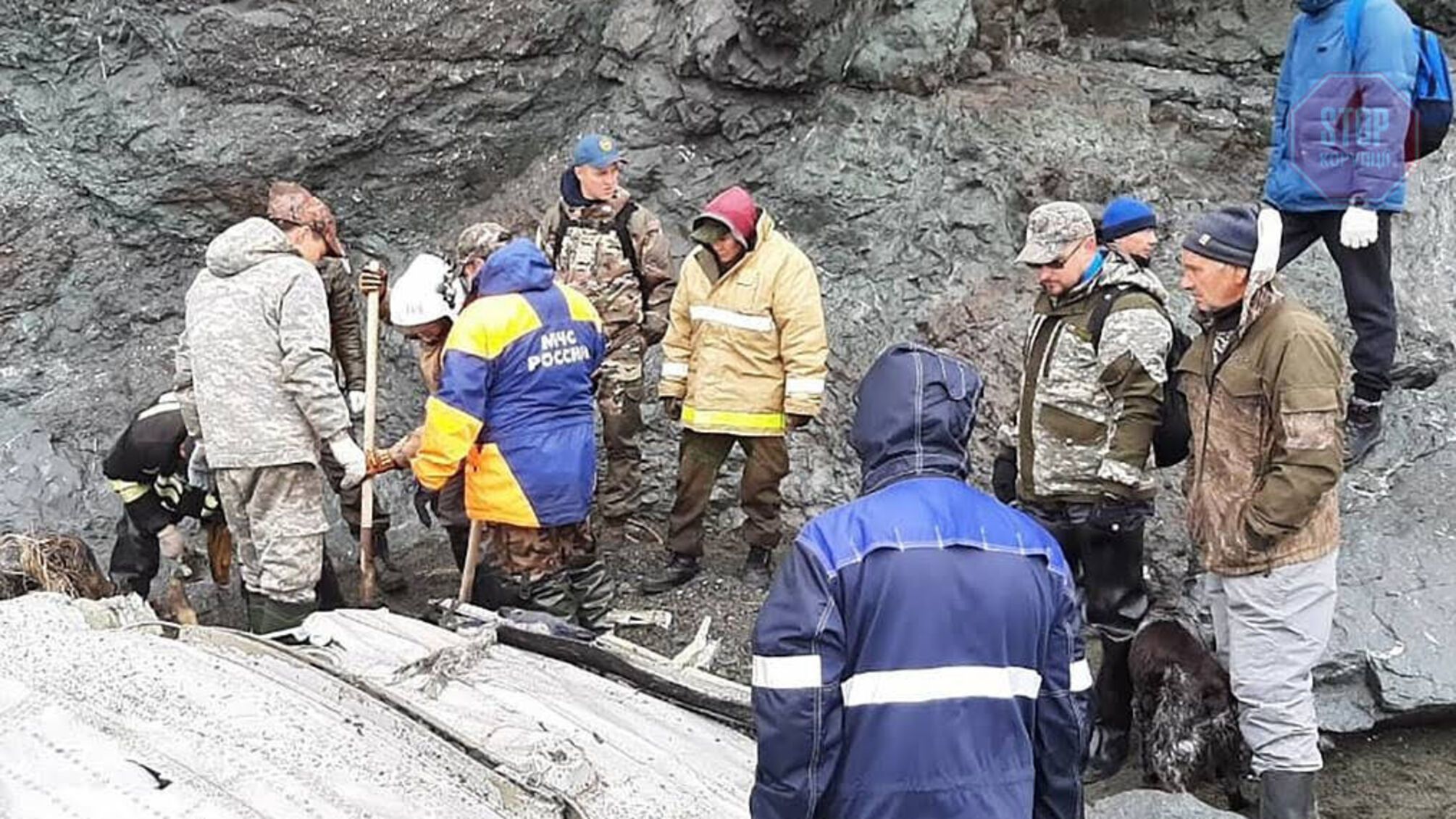 Крушение Ан-26: спасатели извлекают тела погибших (видео)