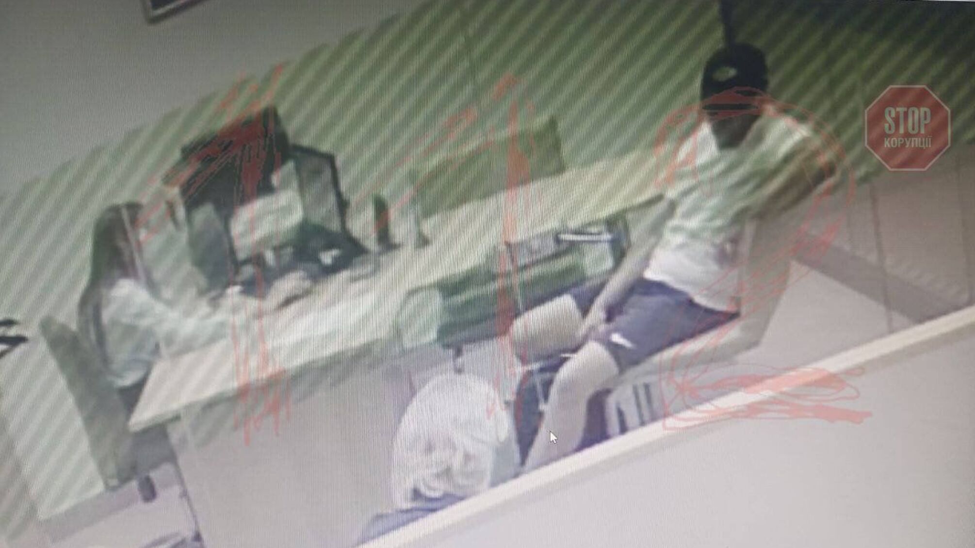 В России неизвестный захватил трех заложников в банке и потребовал 15 миллионов рублей за выкуп (фото)