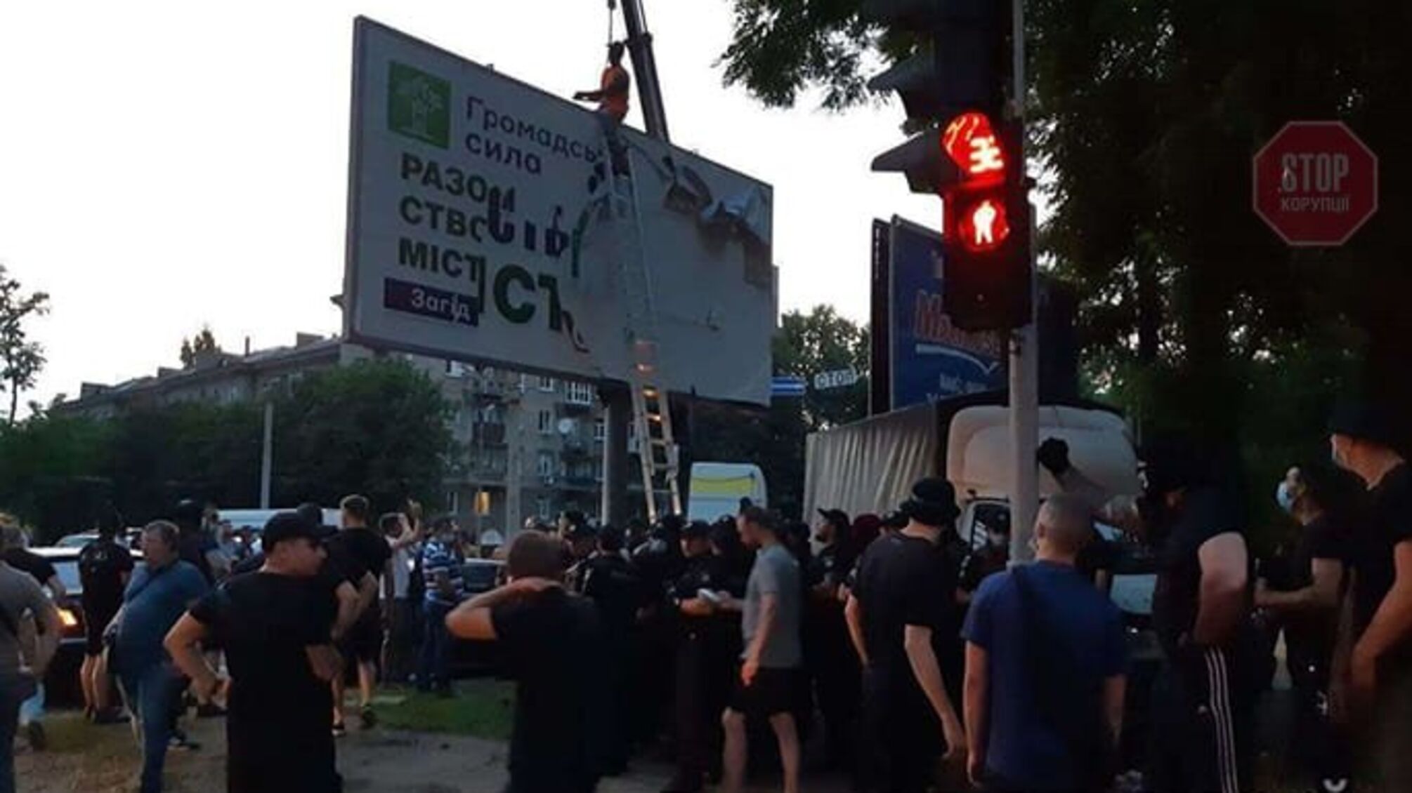 В Днепре конфликт из-за бигборды закончился ранениями (видео)