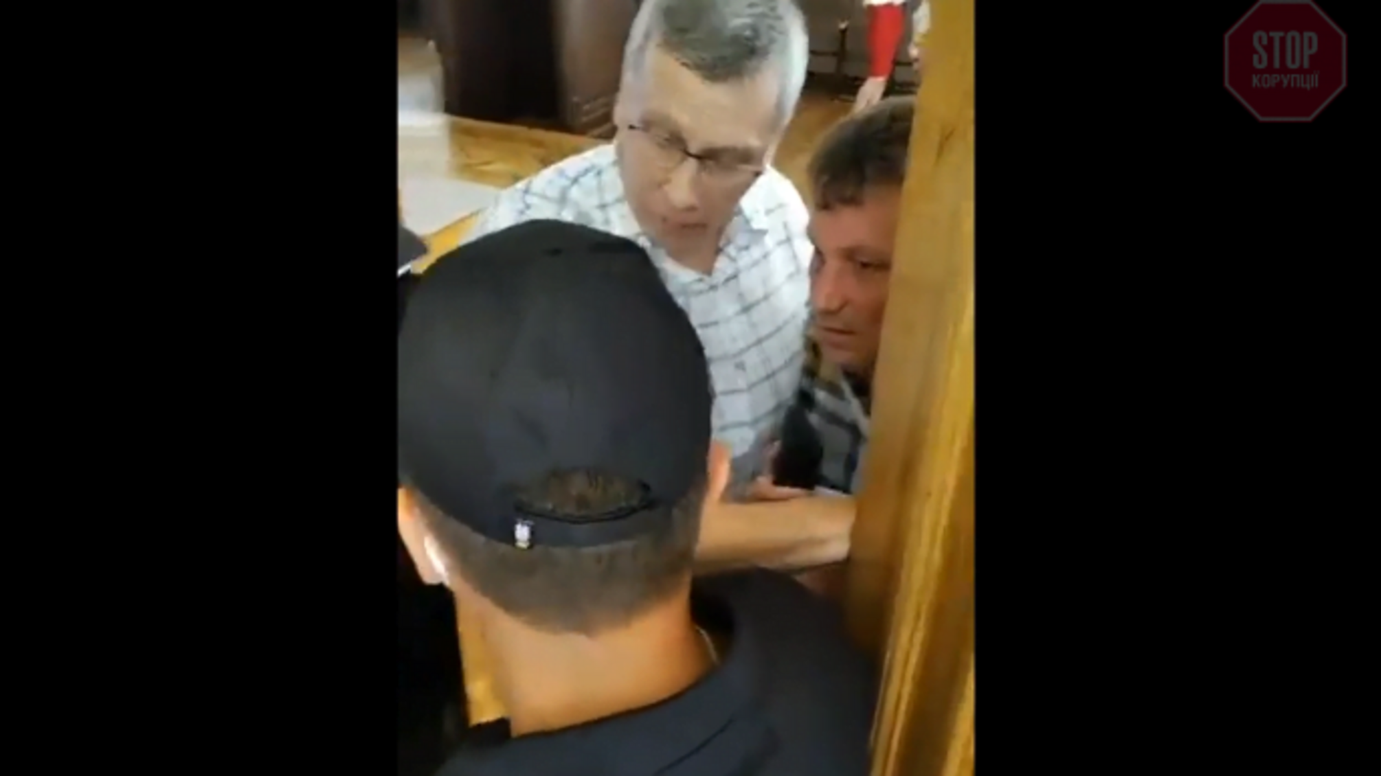 11 годин не пускали депутатів на сесію: в Ізюмі вимагають покарати поліціянтів