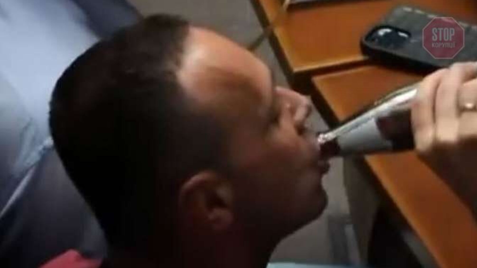 Нардепів в Раді зафільмували за вживанням коричневого 'Боржомі'