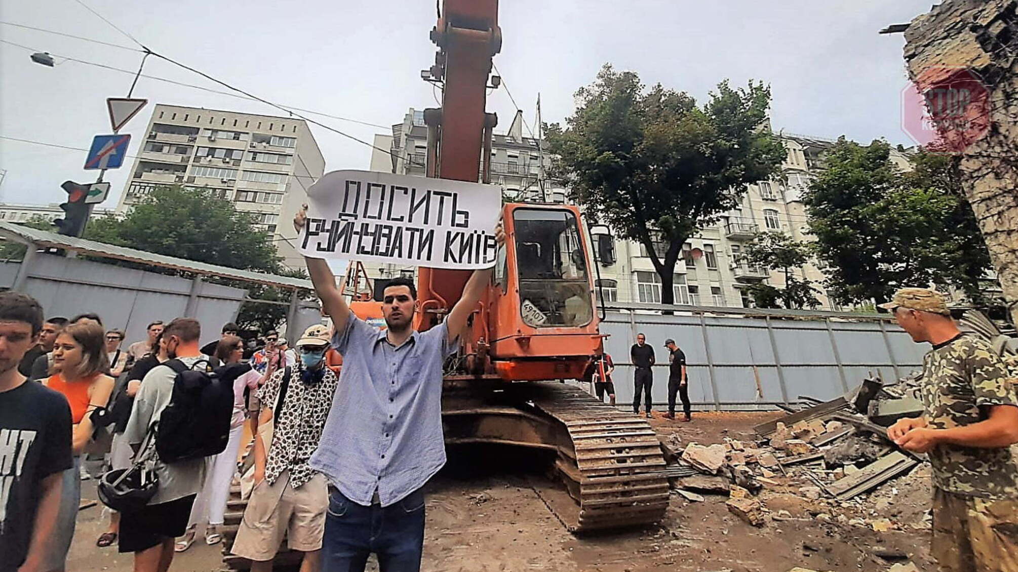 У центрі Києва почали зносити павільйон «Квіти України»: натовп спинив техніку (фото, відео)