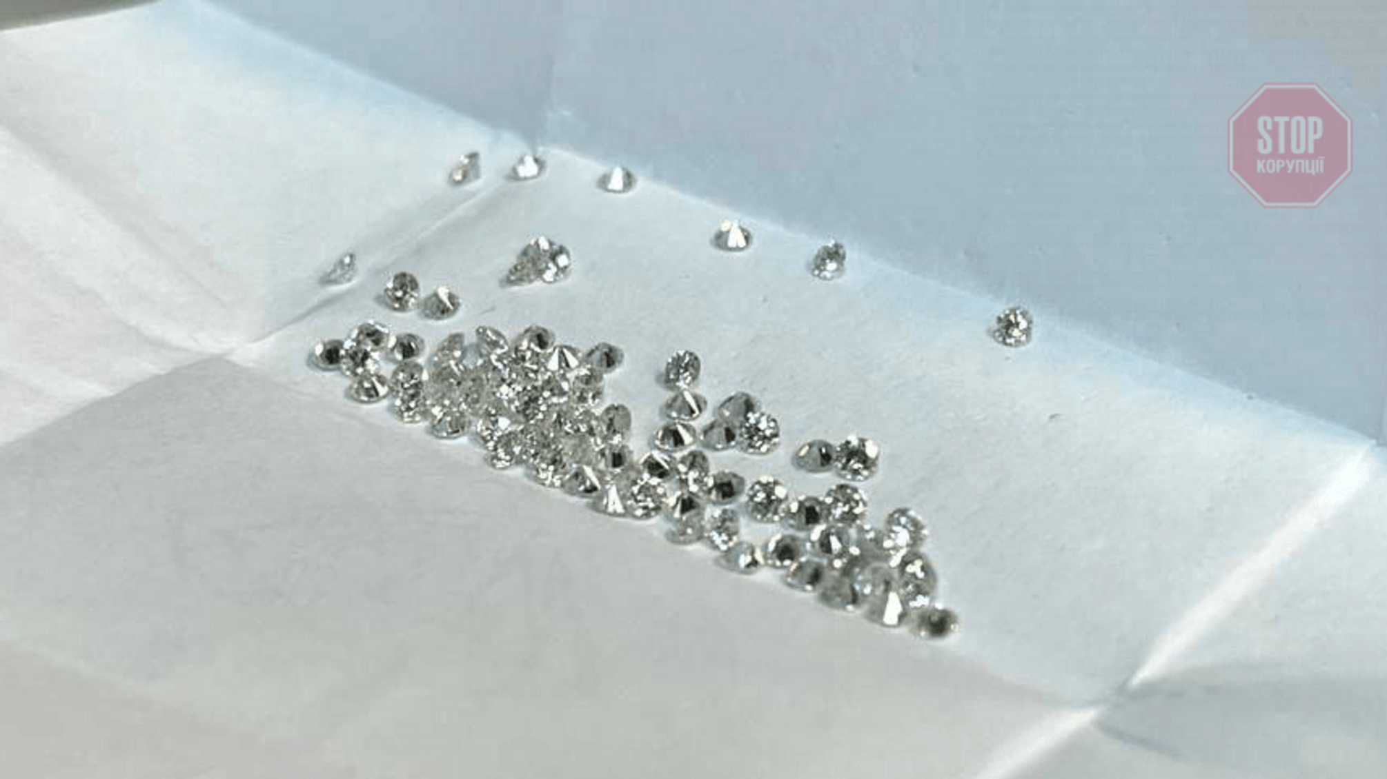 Столичные таможенники задержали пассажира с бриллиантами в трусах