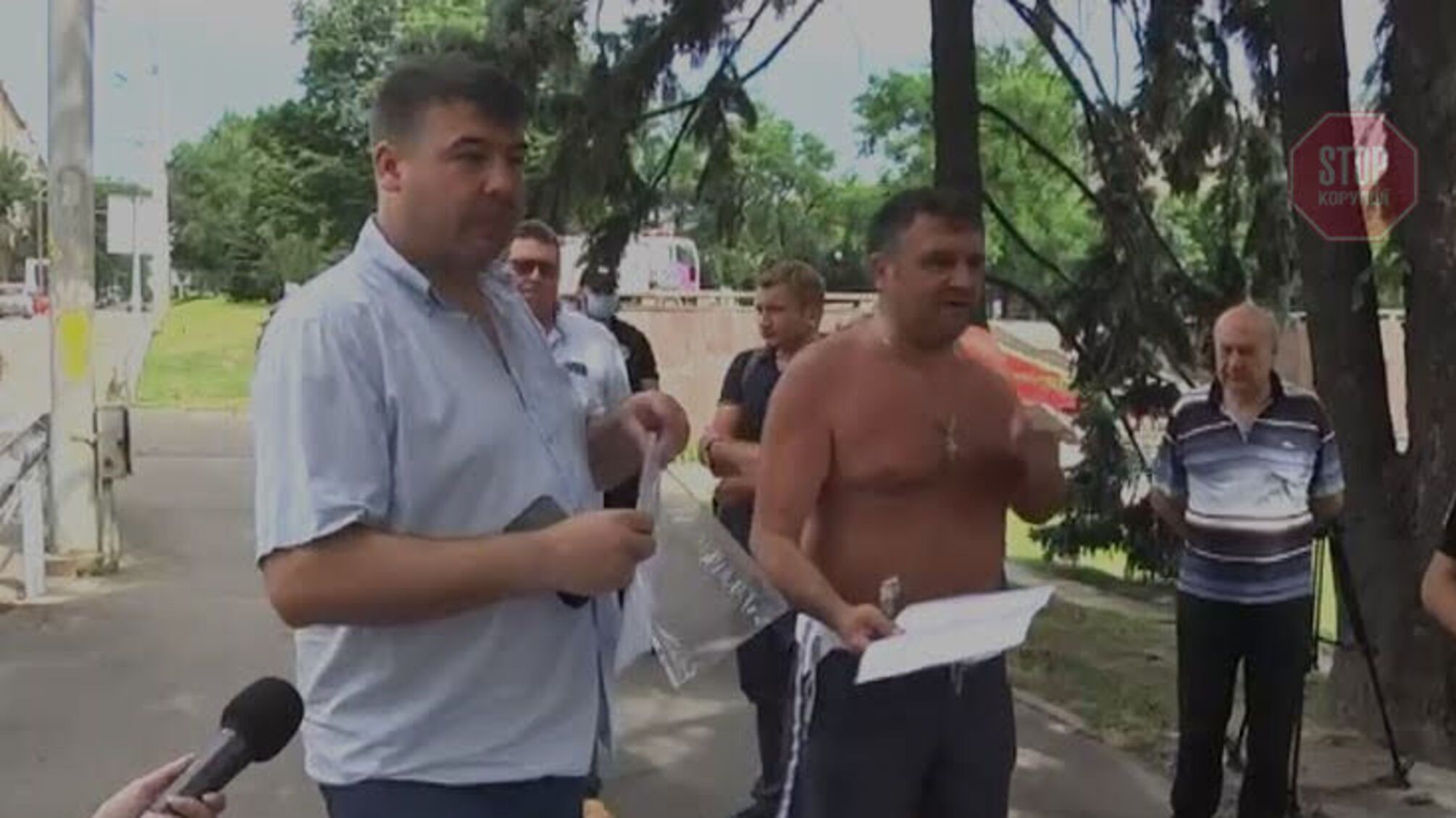 В Днепре жители устроили акцию протеста против строительства дорожного чокера
