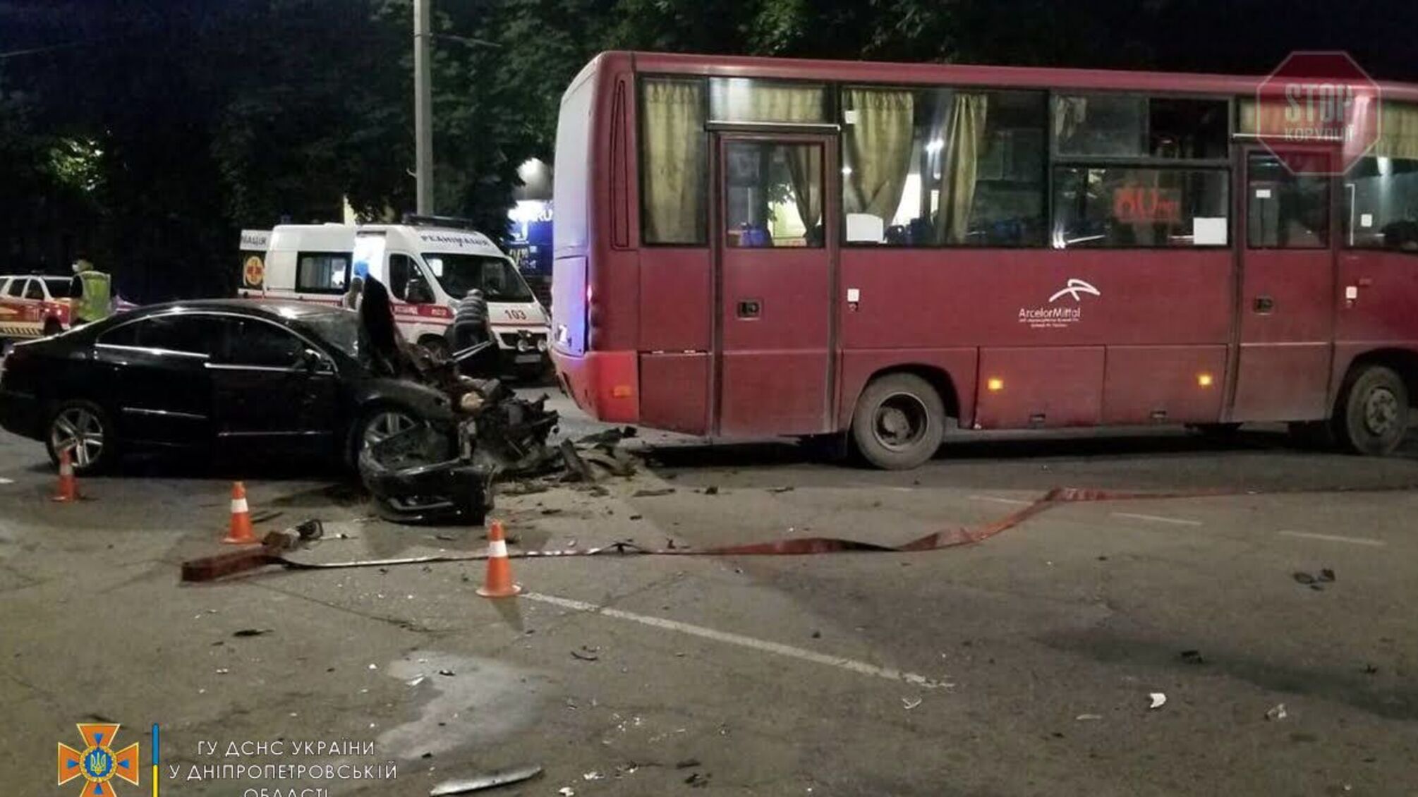 В Кривом Роге в маршрутку влетел автомобиль, есть пострадавшие (фото)