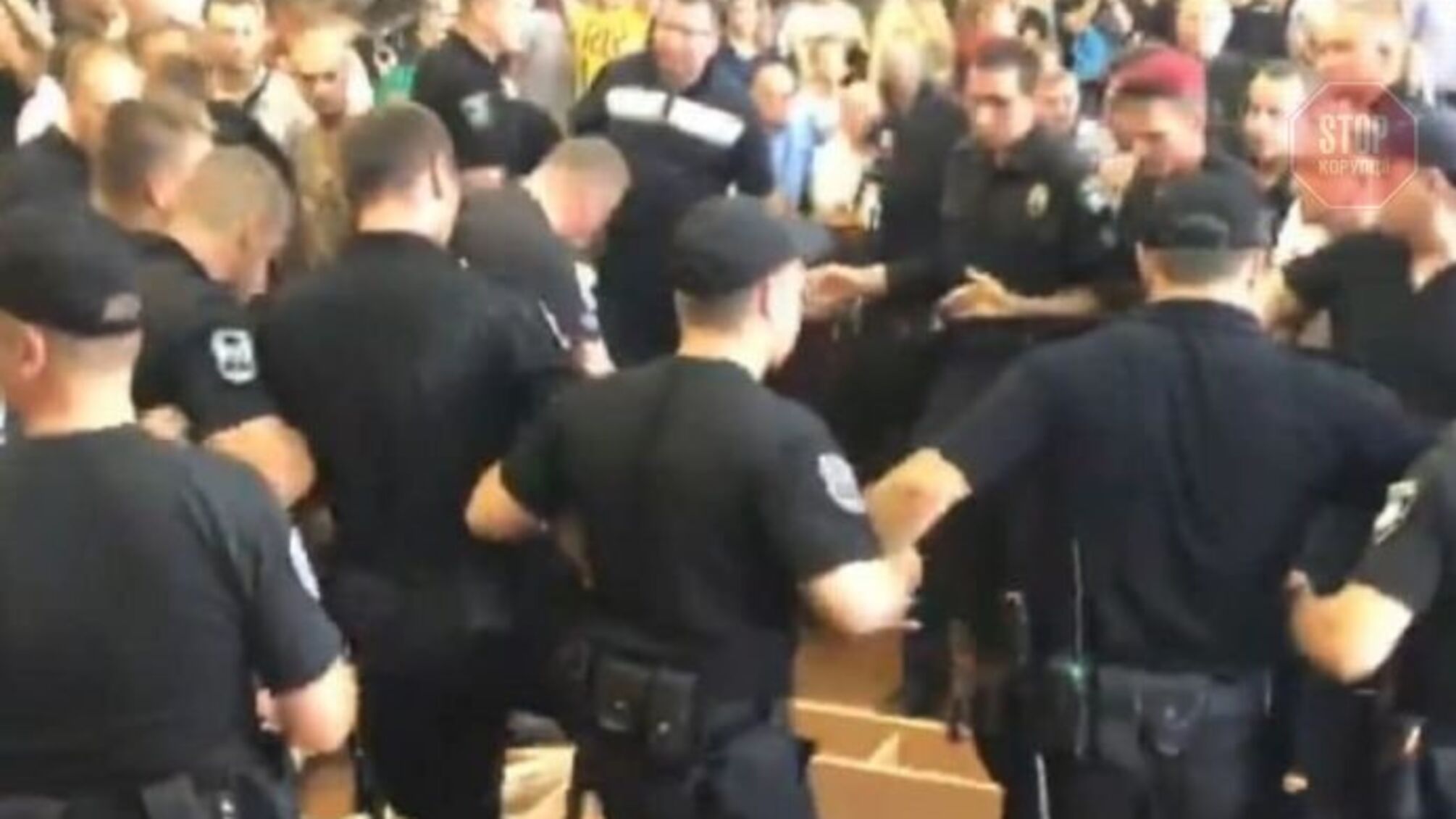 В Горсовете Борисполя активисты подрались с депутатами из-за свалки (видео)