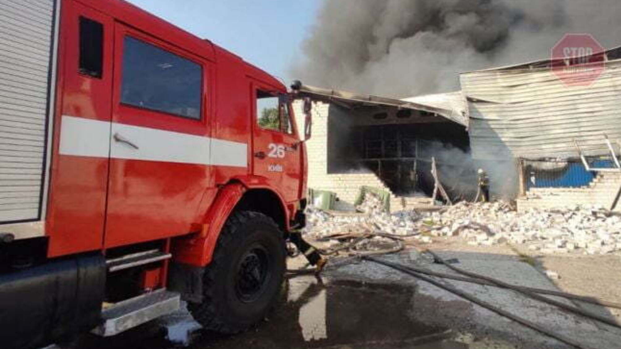 В Киеве масштабный пожар: горят склады (видео)