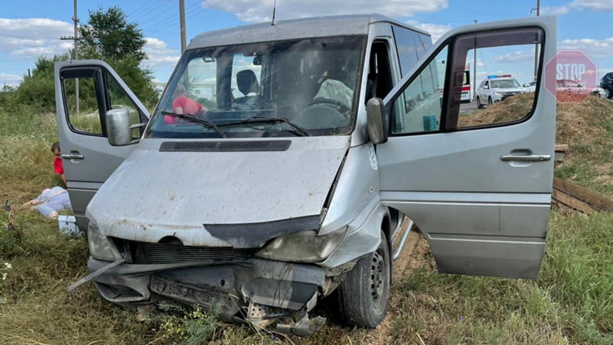На Луганщині мікроавтобус з пасажирами злетів в кювет, є постраждалі