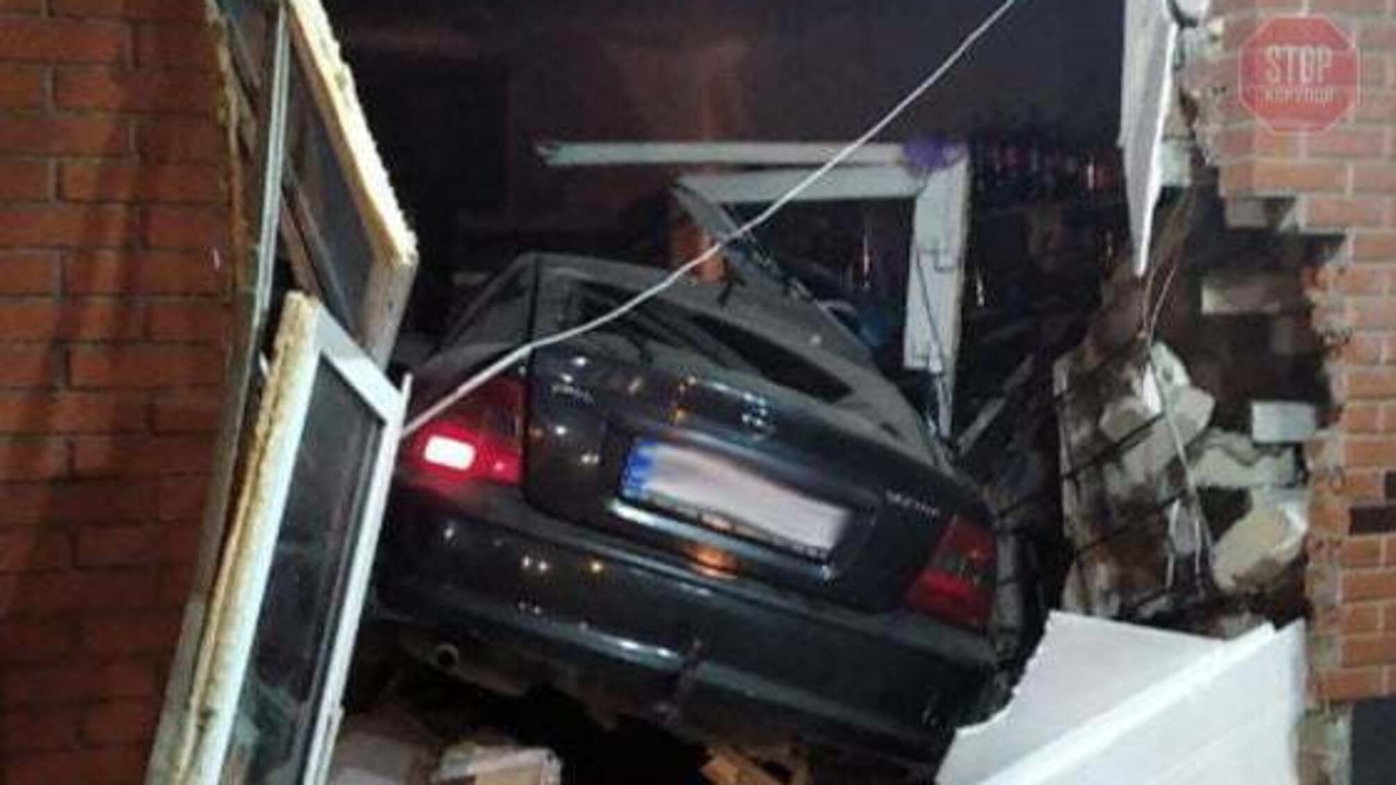 У Бердичеві п’яний водій влетів у приміщення магазину (фото)