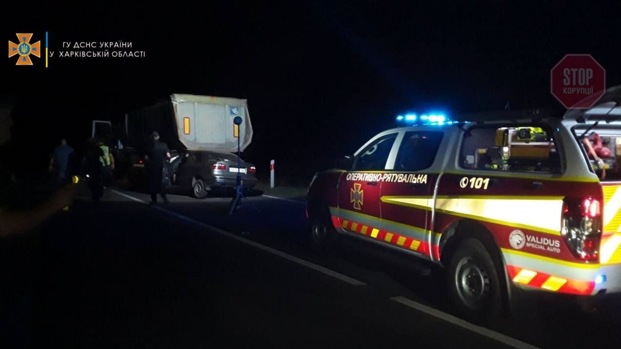 На Харківщині вантажівка зіткнулася з легковиком, двоє людей загинули (фото)