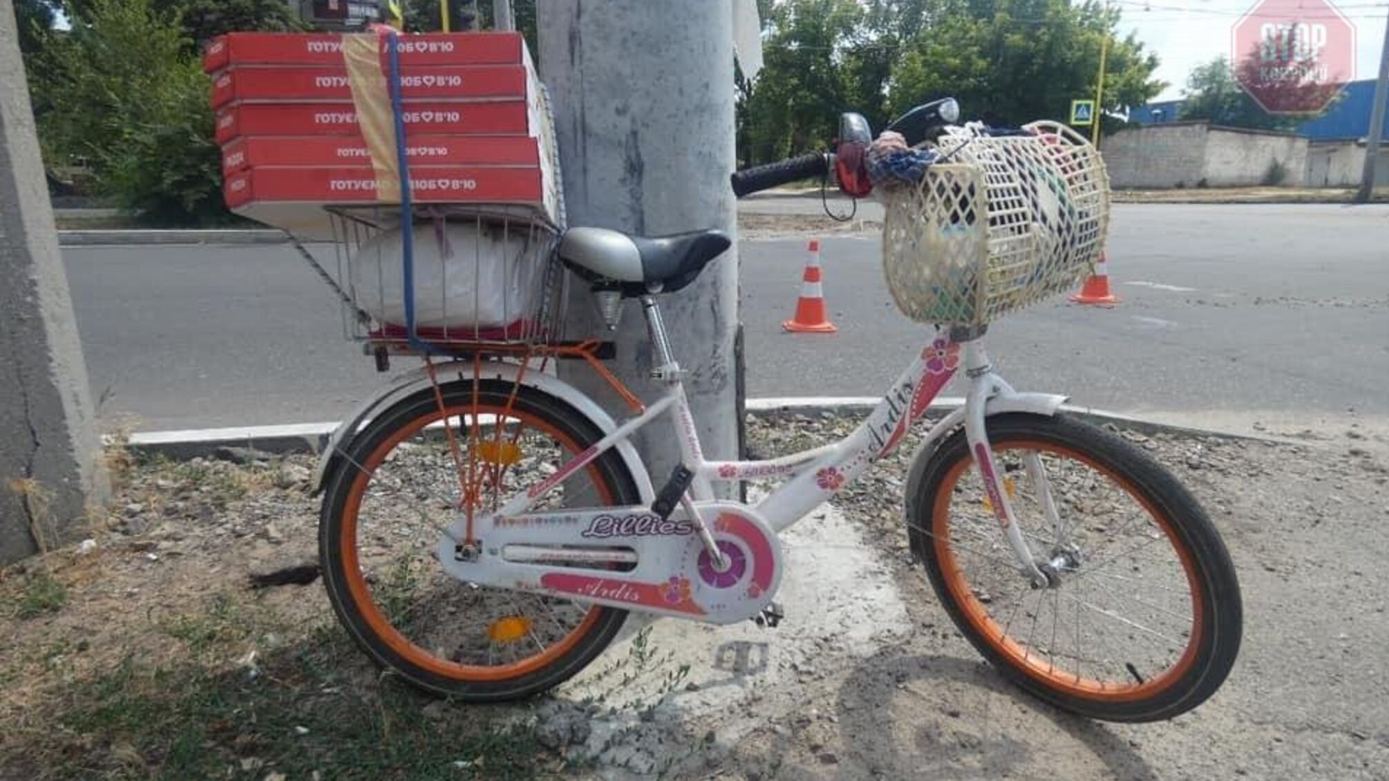 На Луганщині пенсіонерка на велосипеді потрапила під колеса вантажівки (фото)