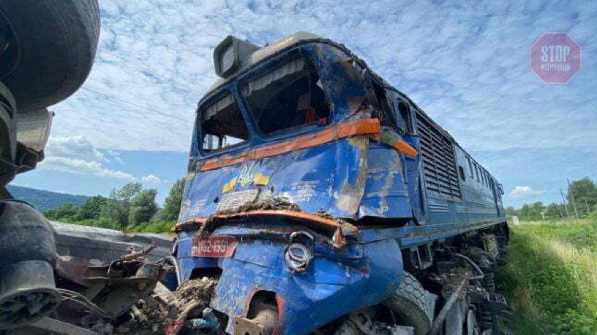 На Закарпатье поезд столкнулся с грузовиком, есть пострадавшие (фото)