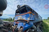 На Закарпатті поїзд зіткнувся з вантажівкою, є постраждалі (фото)