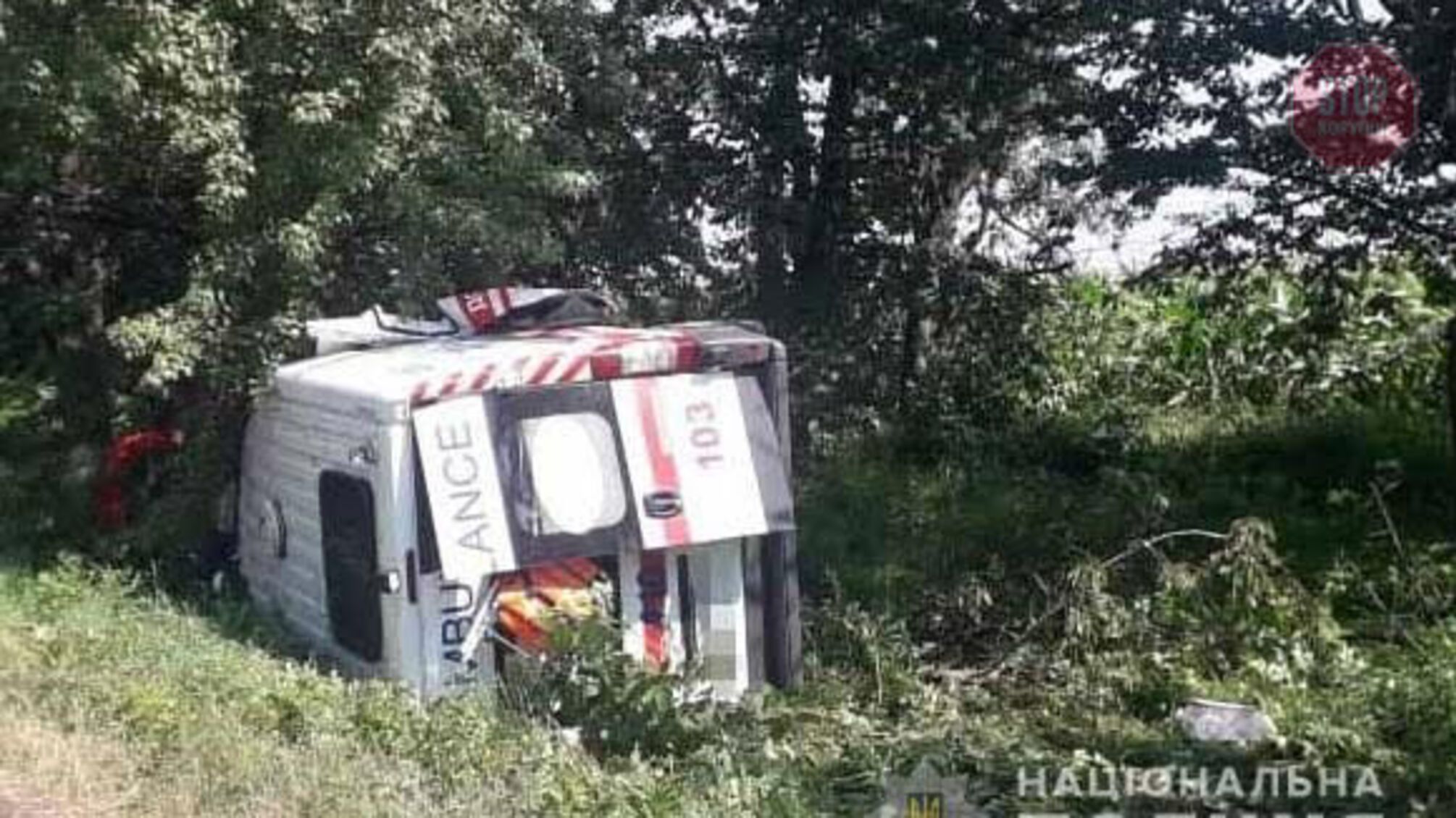 На Вінниччині “швидка” вилетіла з дороги та перекинулася, є постраждалі (фото)