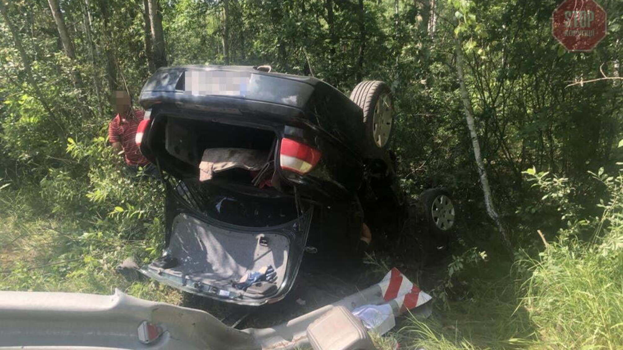 На Житомирщині легковик перевернувся під час їзди, є поранені (фото)