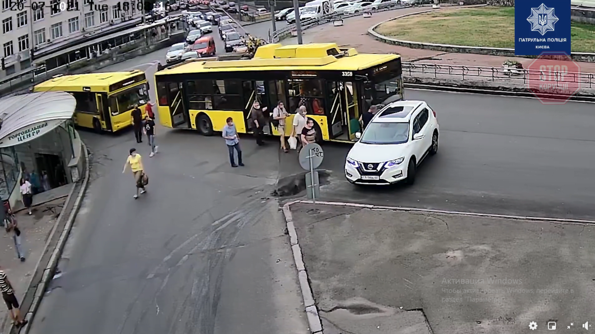В столице троллейбус, который толкали пассажиры, попал в ДТП (видео)