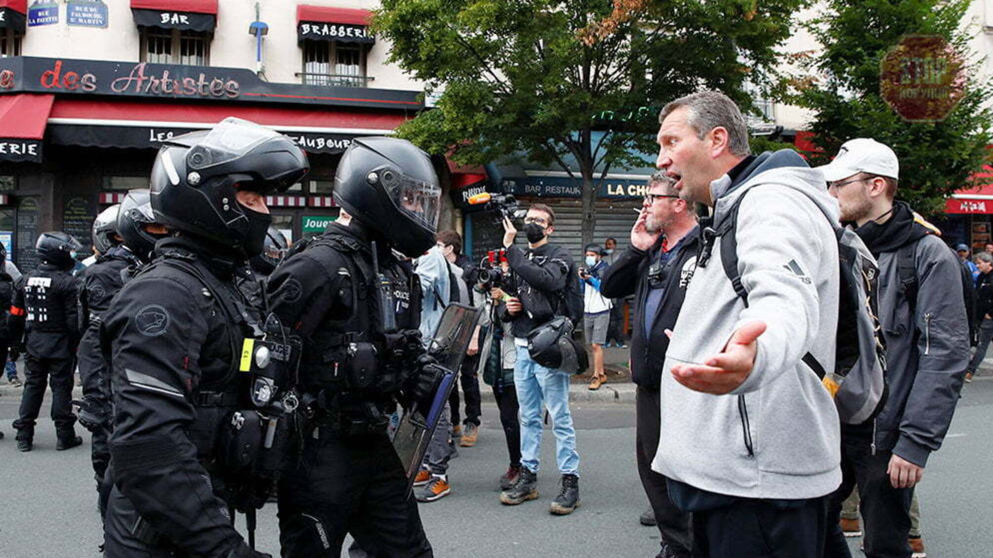 Протесты против COVID-паспортов: во Франции полиция применила газ (видео)