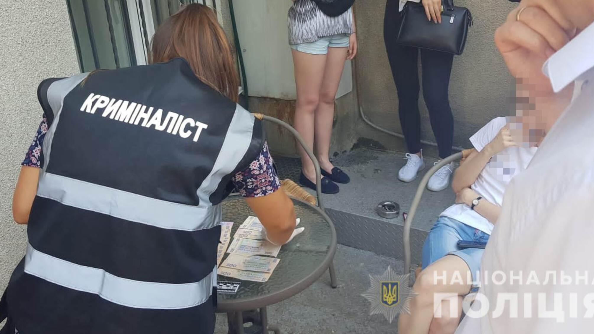 Білгород-Дністровські правоохоронці затримали працівницю сільської ради за вимагання неправомірної вигоди з підприємця