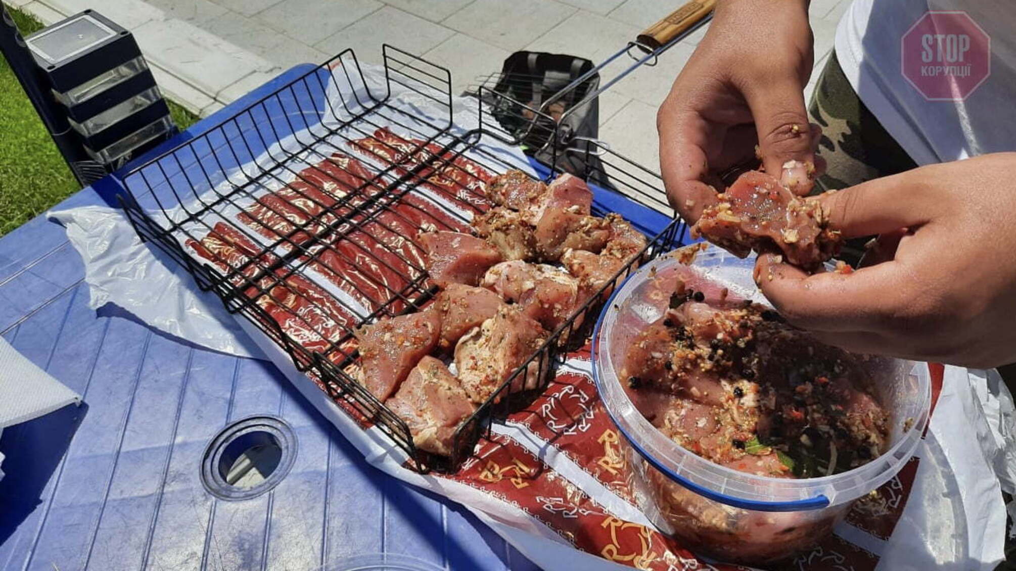 У Києві активісти влаштували пікнік на березі, залитому бетоном скандальним забудовником Морозом (фото)