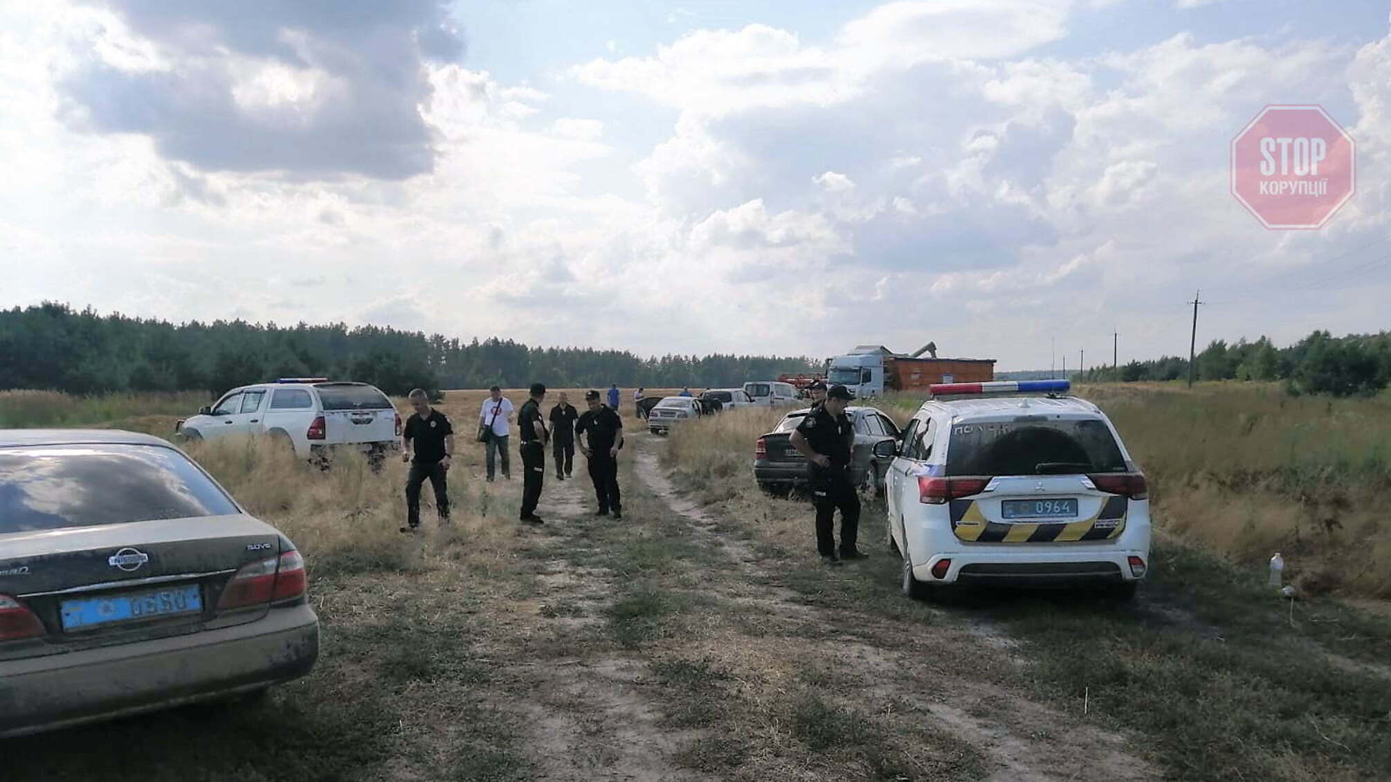 На Житомирщині поліція разом із тітушками блокує роботу журналістів (фото)