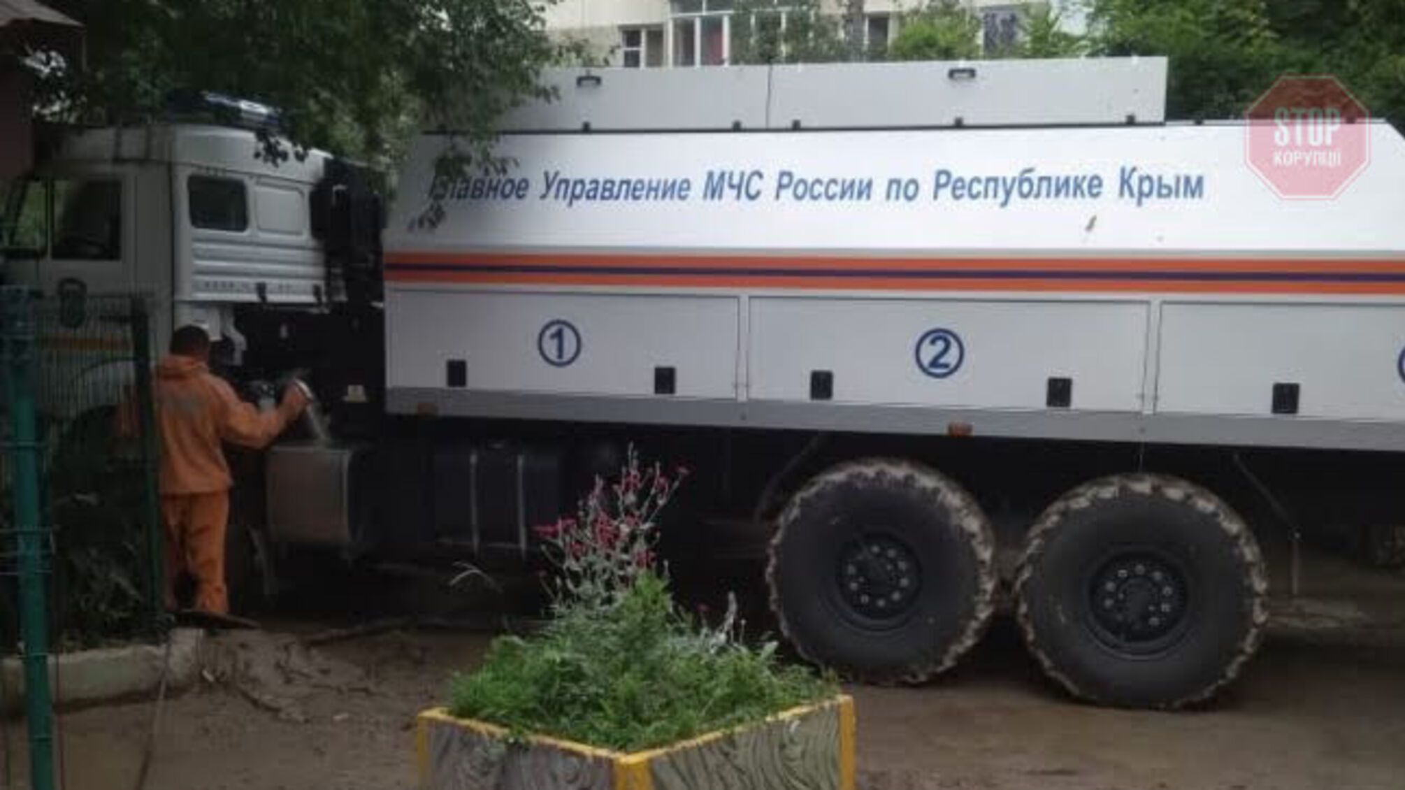В Крыму горит свалка, оккупанты допускают введение ЧП (видео)