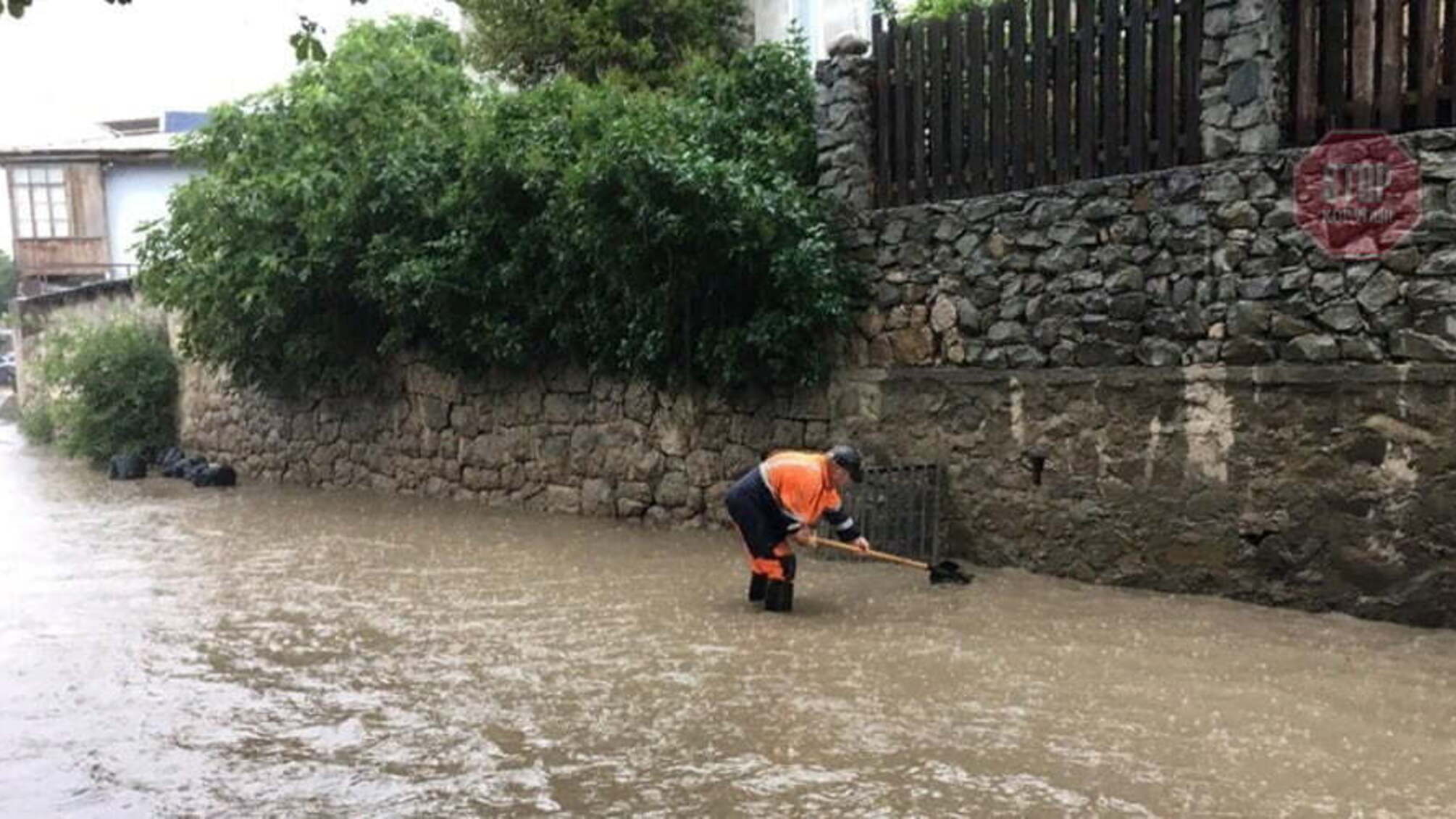 В окупованому Криму знову розпочалися сильні зливи, є загиблий (відео)