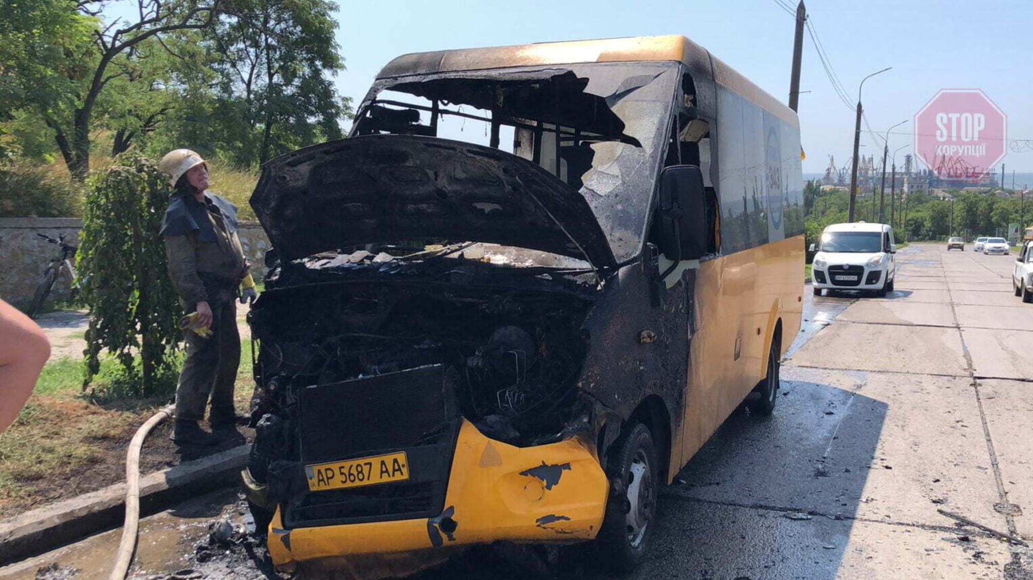 В Запорожской области загорелась маршрутка с людьми