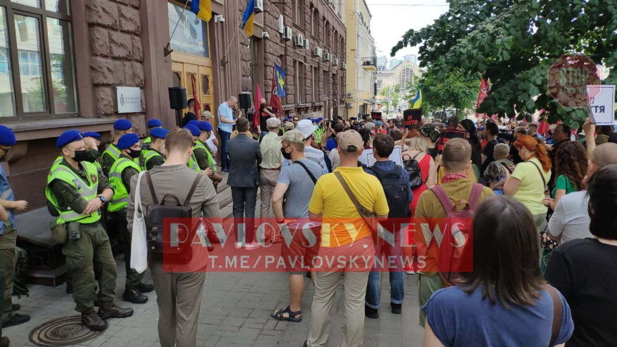 У Києві під ДБР активісти вимагають провести розслідування щодо держзради Зеленського