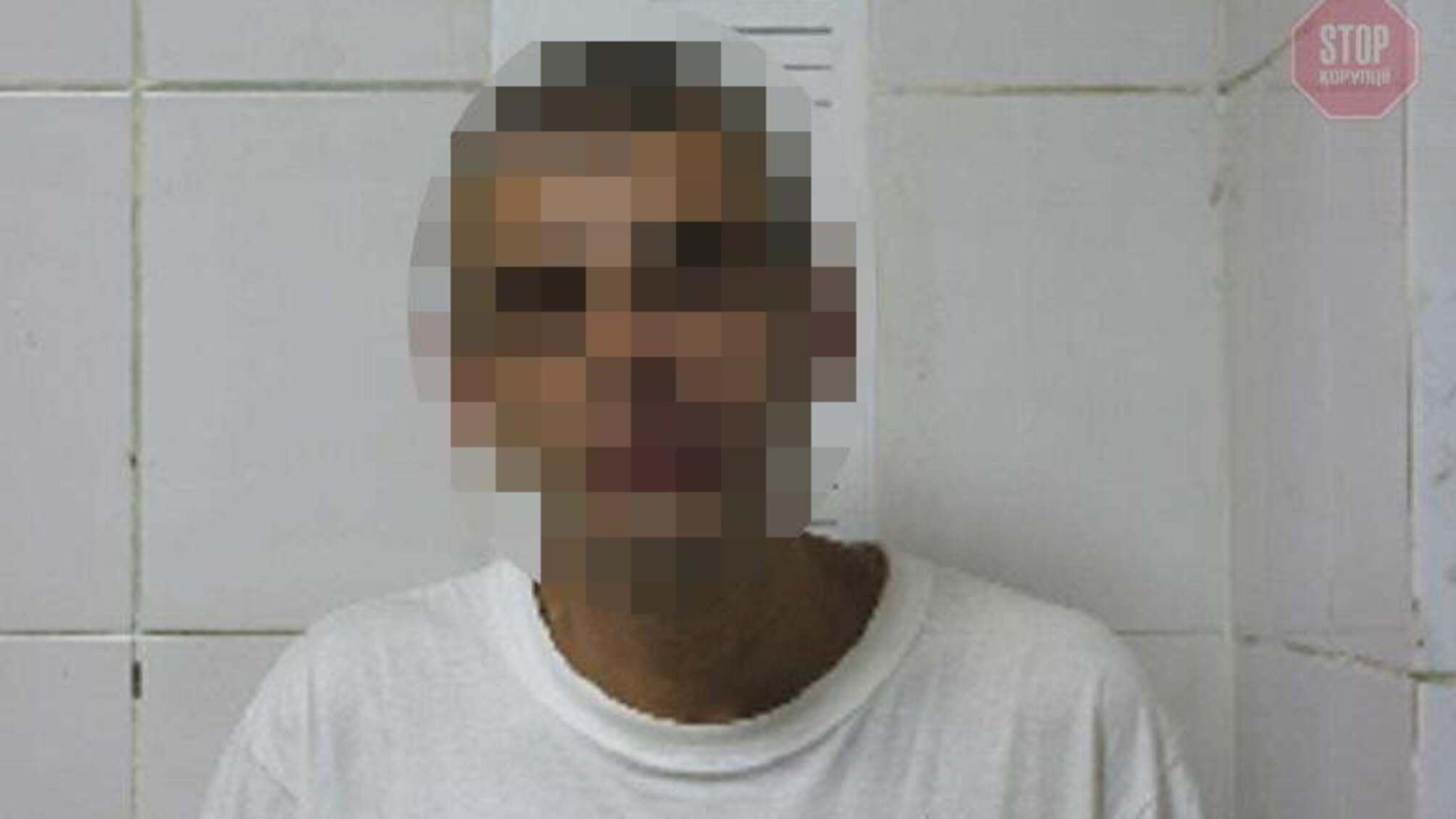 В аеропорту «Київ» чоловік з ножем накинувся на поліцейського (фото)