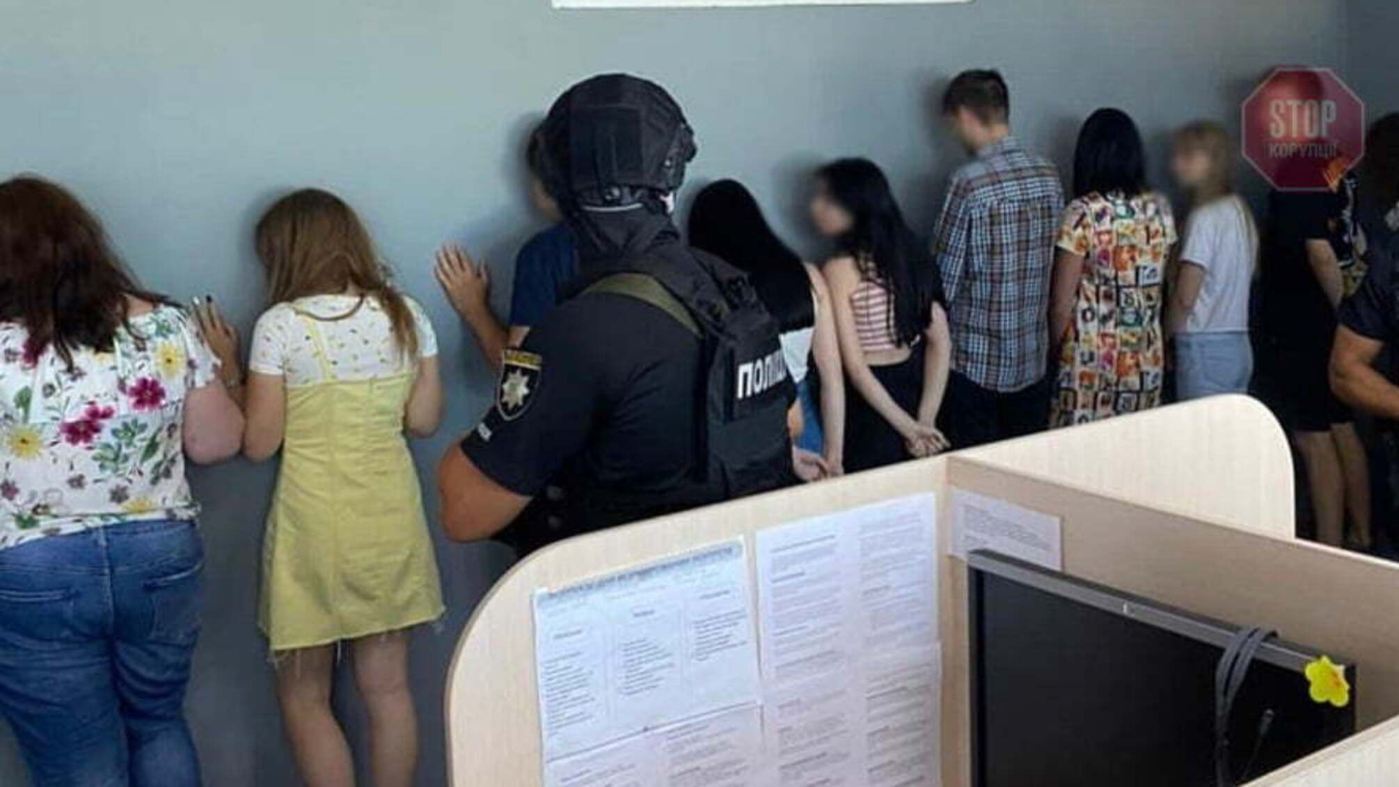 Поліція затримала колекторів, які представлялися посадовцями НАЗК та погрожували боржникам (фото)