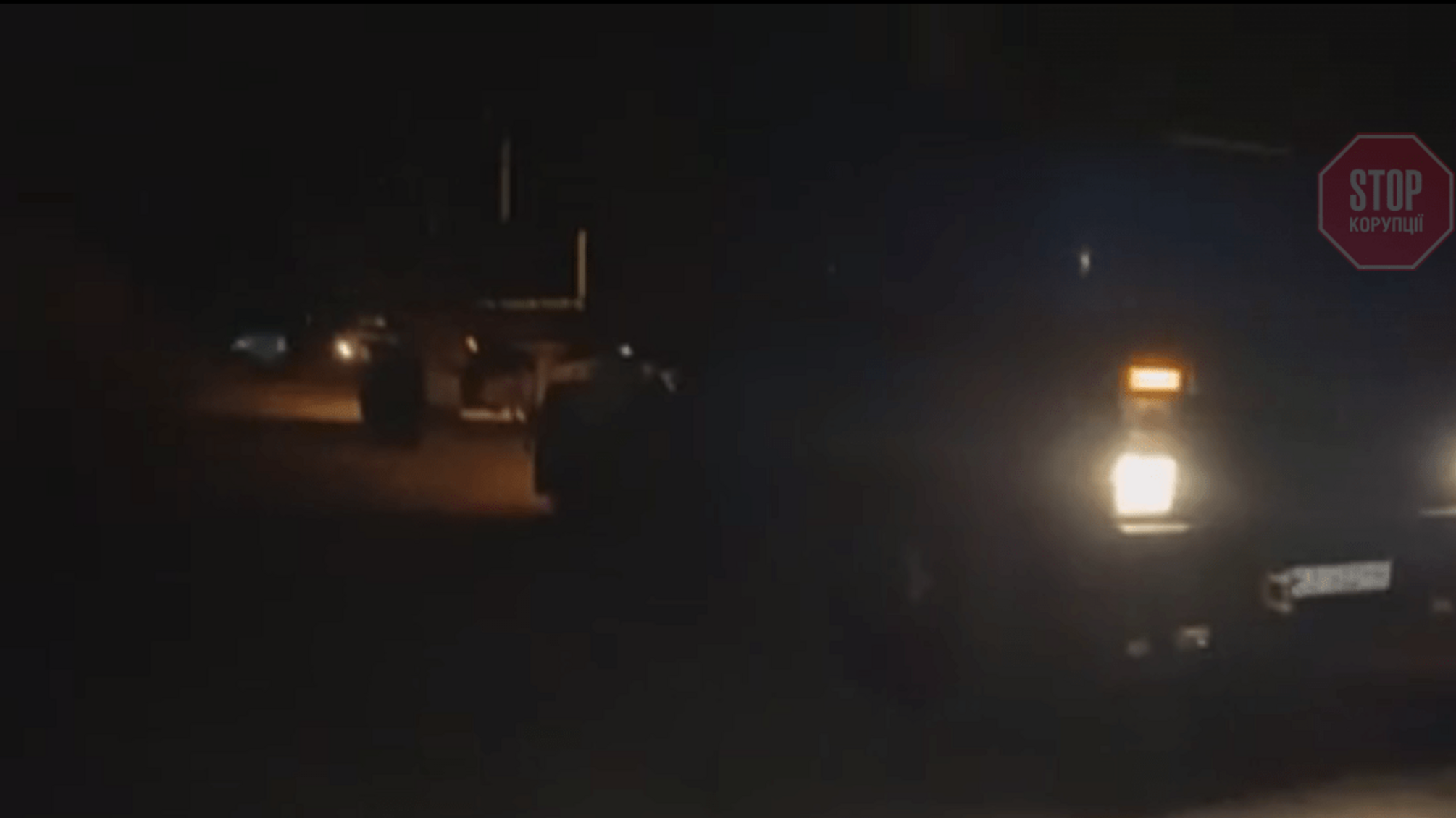 Засідка для сміттєвоза: у Коростені фура з львівським сміттям ледь не переїхала активістку