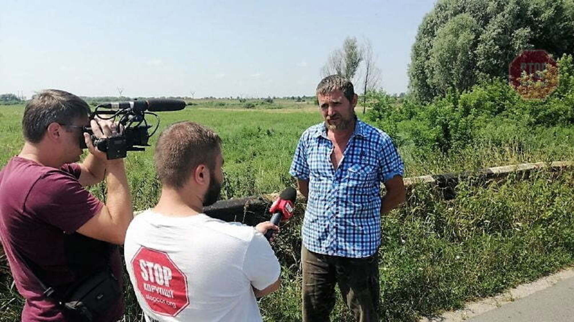 Руйнують дороги та міст: на Київщині жителі села поскаржилися на логістичну компанію (фото)