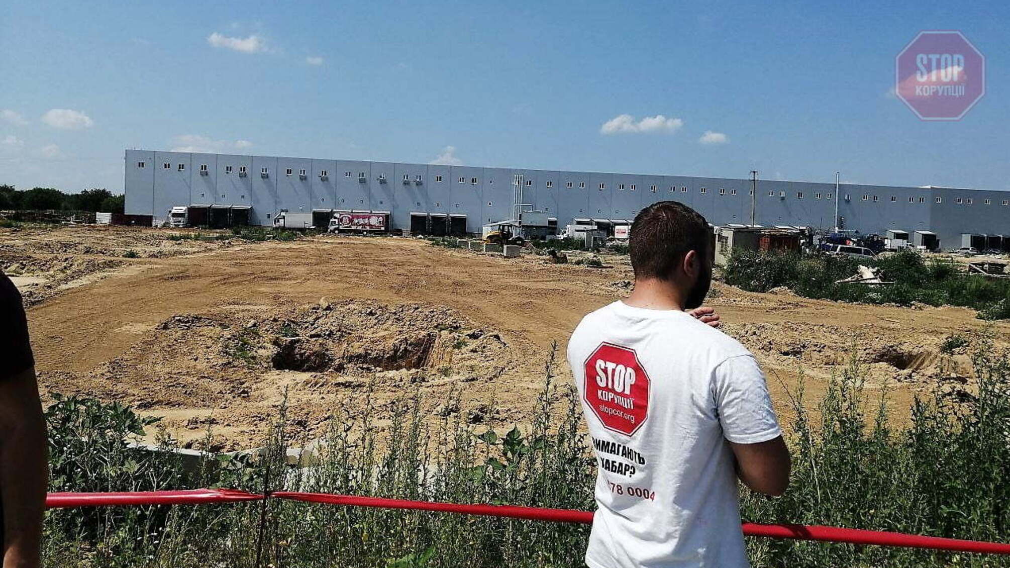 На Київщині громада запідозрила логістичну компанію у знищенні дорожніх знаків та несплаті податків