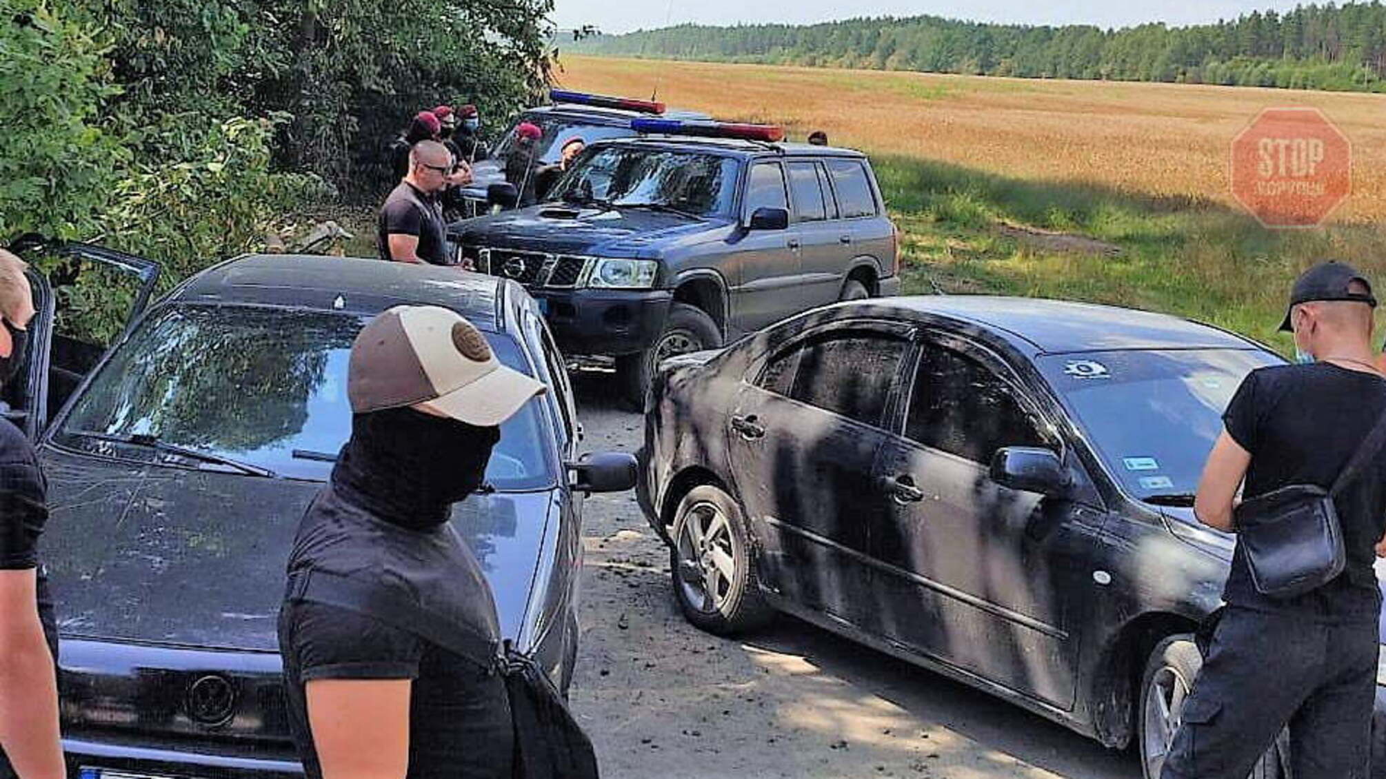 Комбайни, поліція та тітушки: під Житомиром приватна фірма захопила урожай із державних земель (фото)