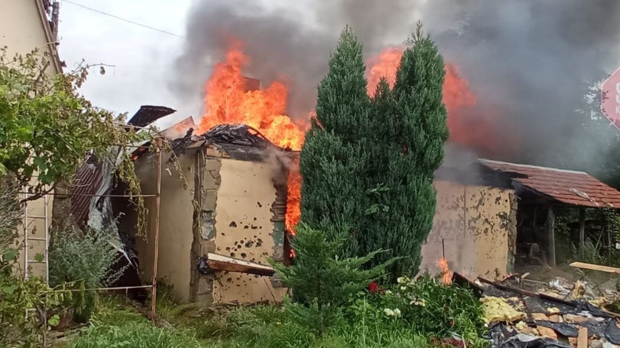 На Донбасі через обстріл окупантів згорів будинок