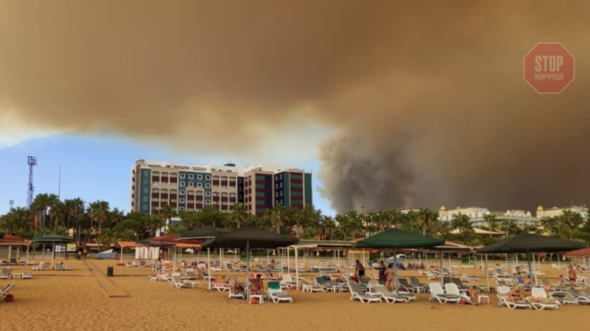Лесные пожары в Турции: огонь подбирается к гостиницам с украинцами