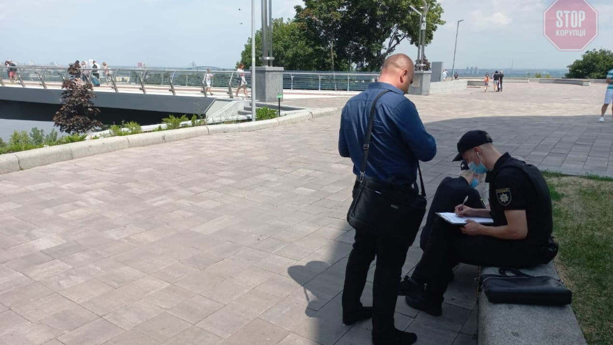 У столиці вандал пошкодив 'скляний' міст (фото, відео)