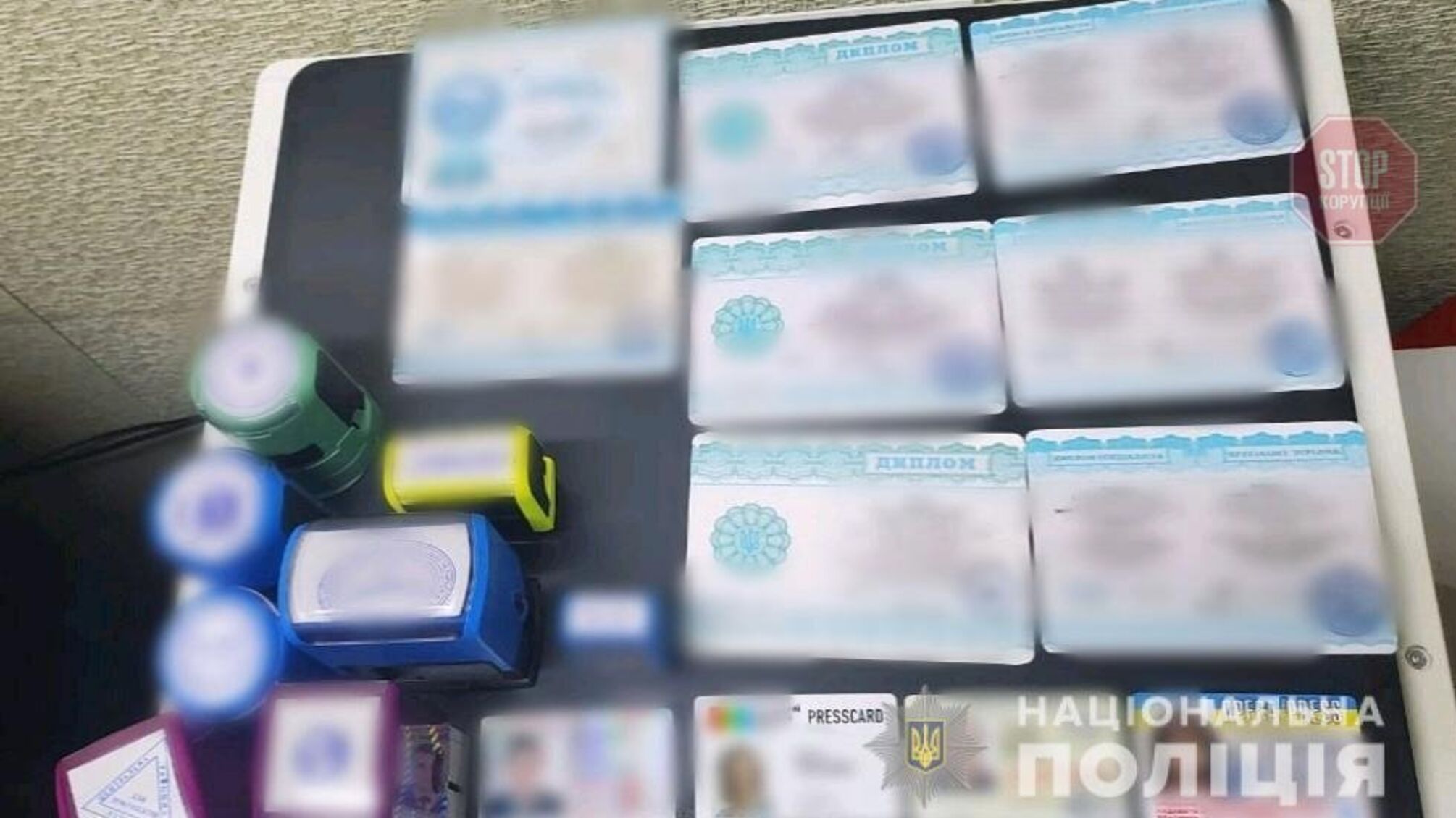 На Хмельниччині поліція викрила масштабну схему з підробки документів та сертифікатів про вакцинацію (фото, відео)