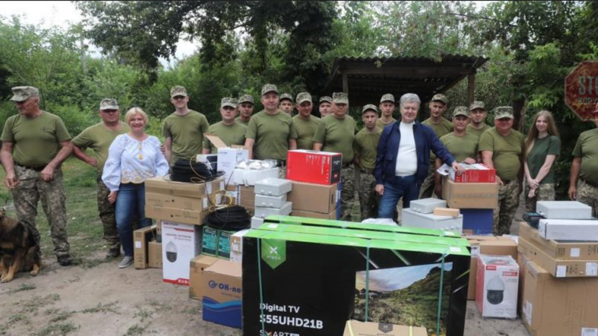 Експрезидент Порошенко привіз в Авдіївку комплект відеорозвідки