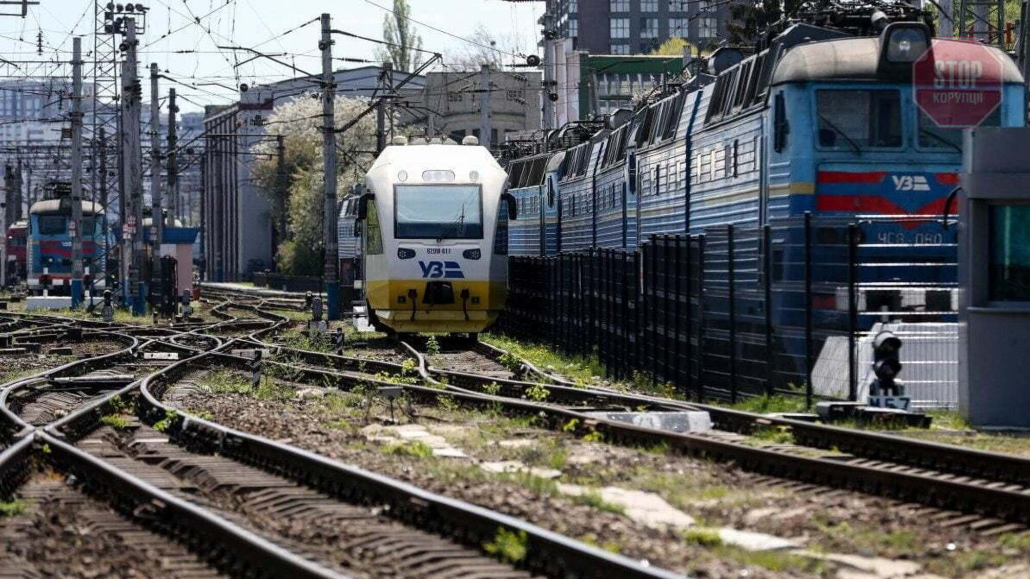Через сходження поїзда з рейок на Київщині суттєво затримуються пасажирські рейси