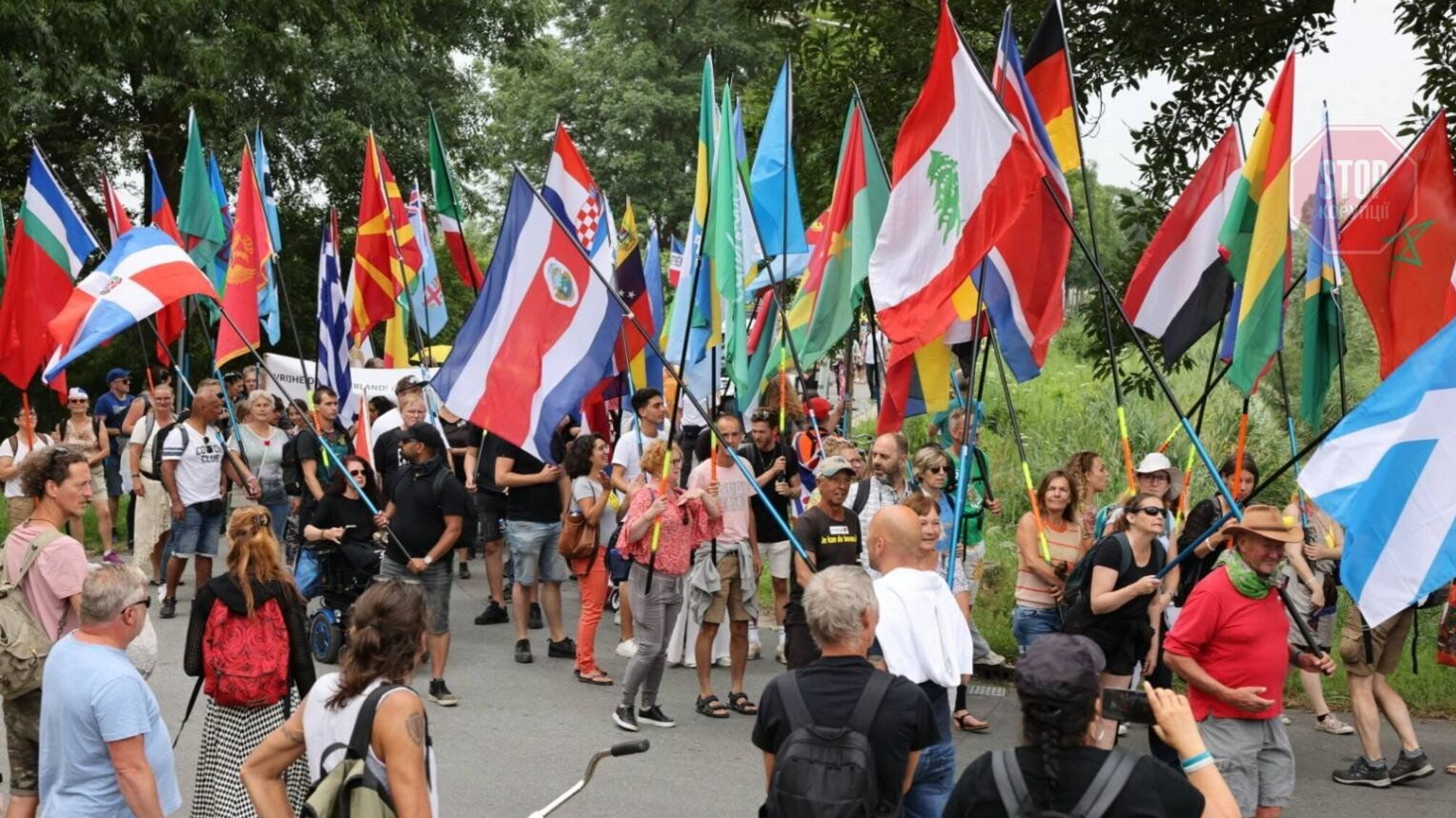 В Амстердаме тысячи людей вышли на акцию протеста против карантинных ограничений