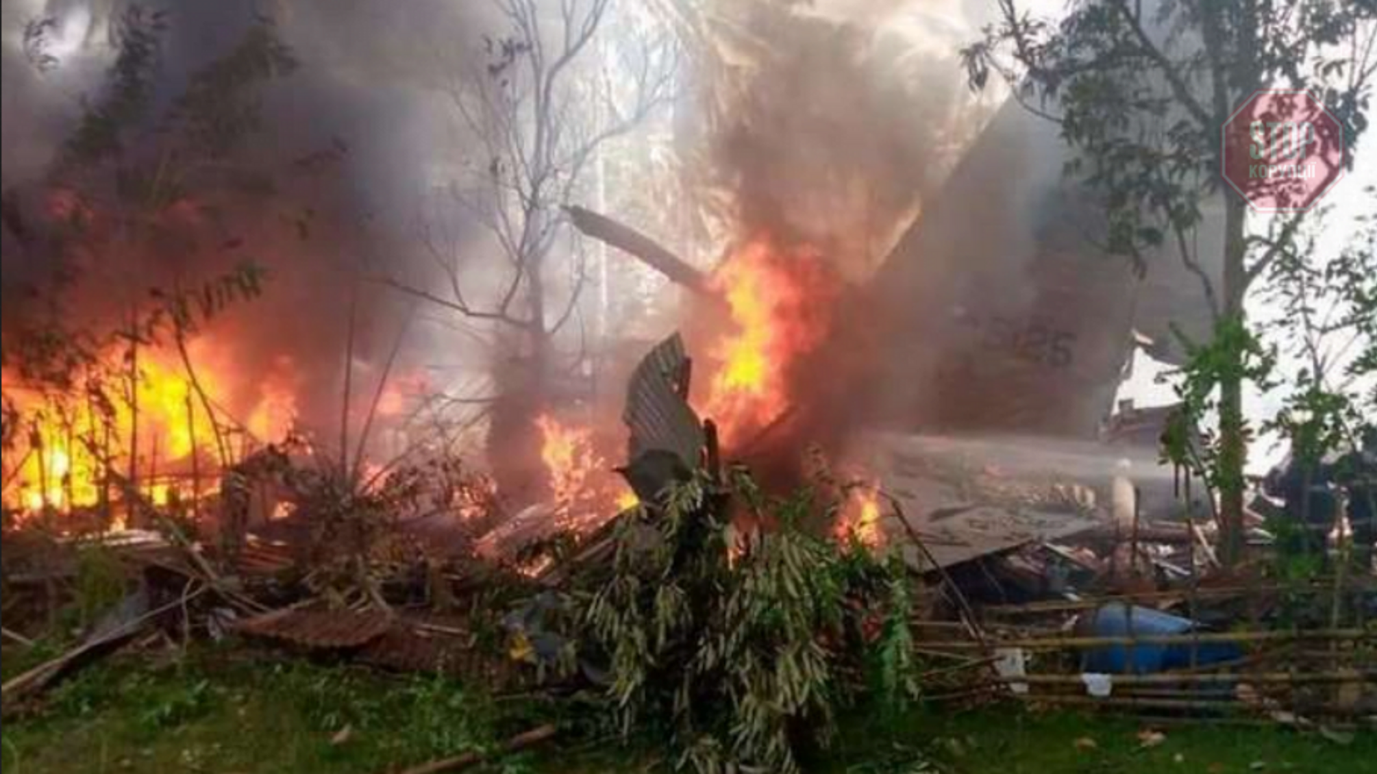 На Філіппінах розбився військовий літак, є загиблі (відео)