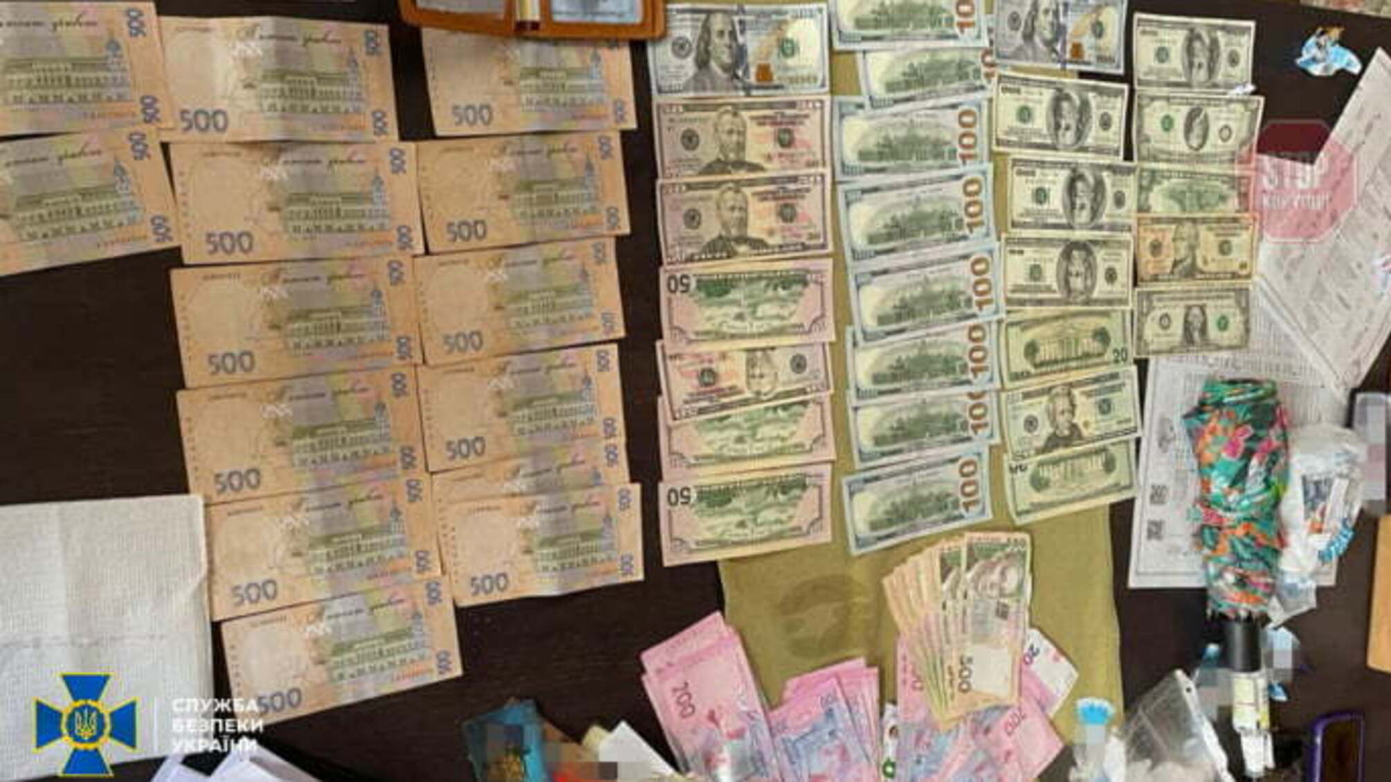 СБУ затримала співробітницю столичного університету, яка торгувала дипломами (фото)