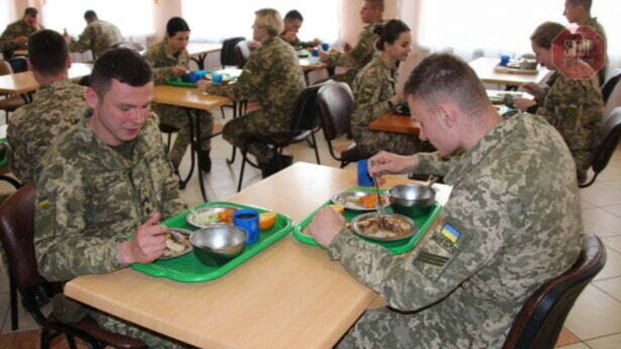 Каша со свежими червями: в Сети показали, как кормят курсантов академии СБУ