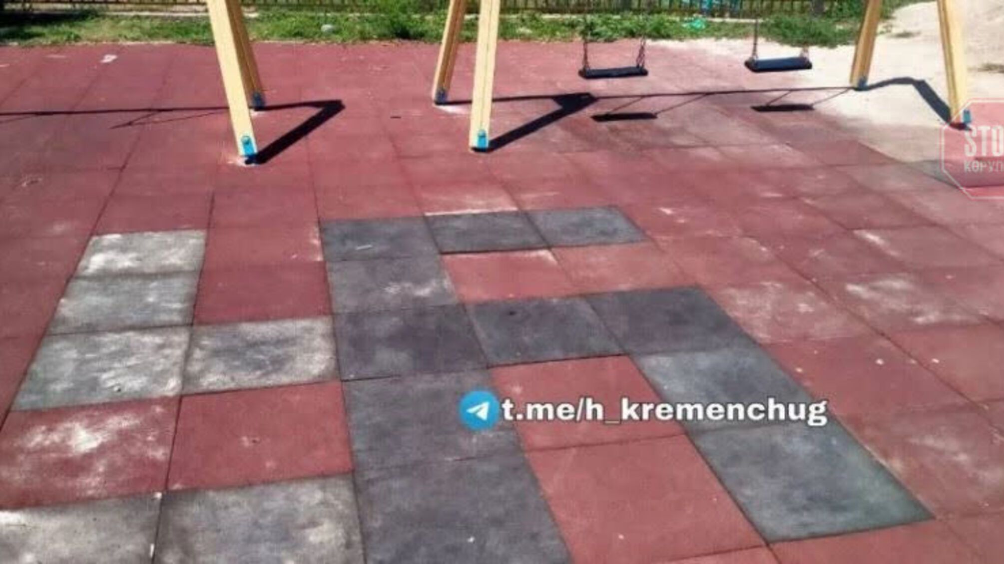 В Кременчуге на детской площадке появилась свастика: мэр города говорит, что это сделали дети