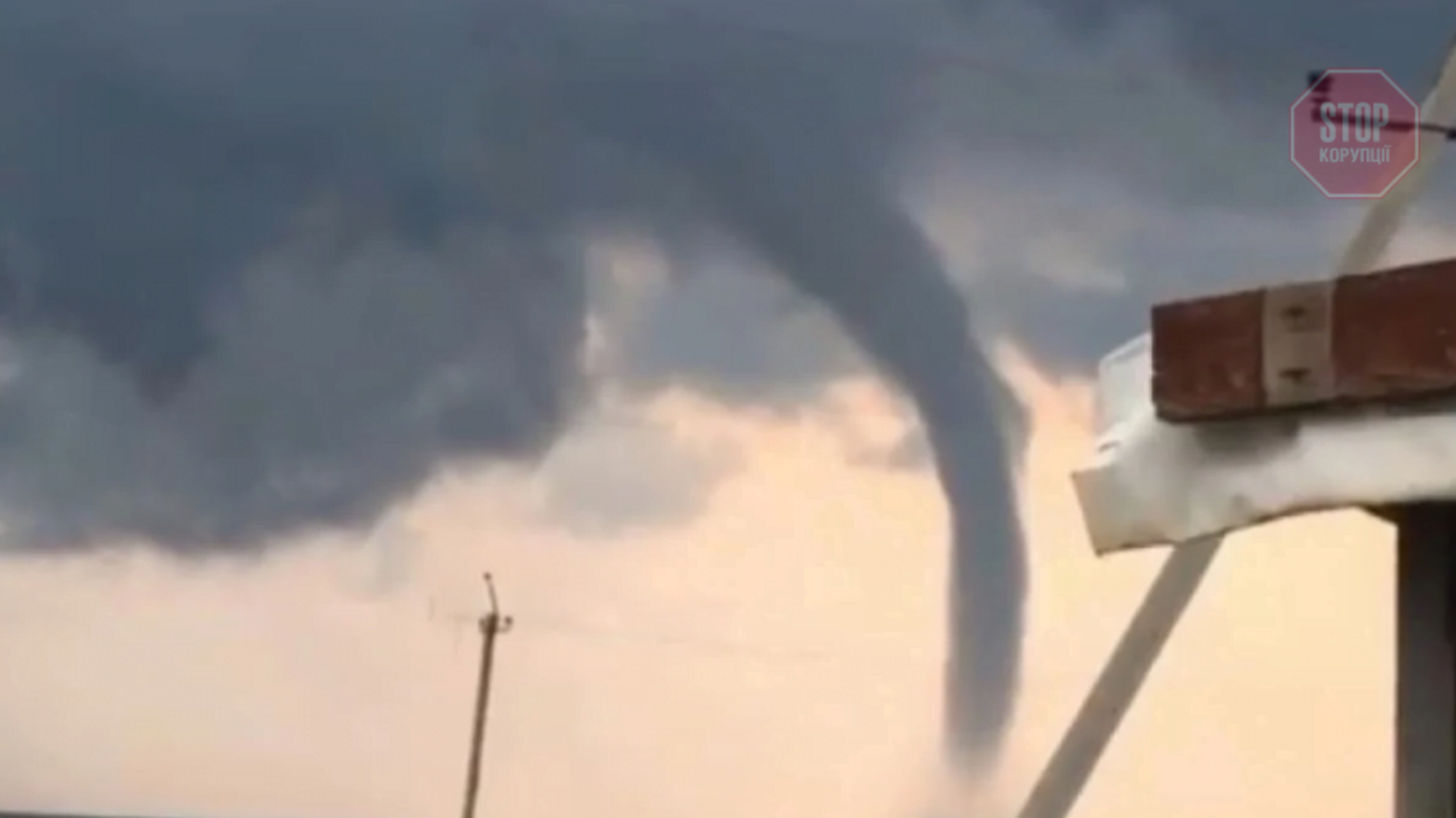 На Кирилівку налетіло торнадо (відео)